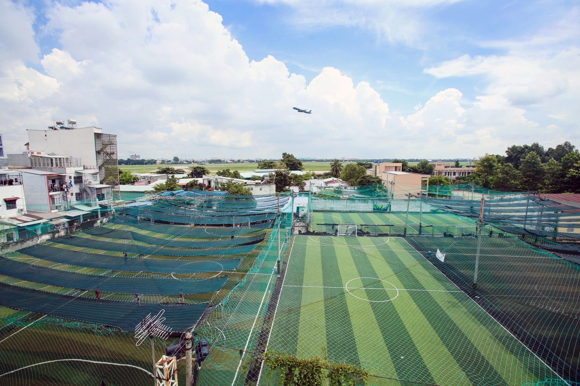 San bay Tan Son Nhat bi khu giai tri bao vay anh 2