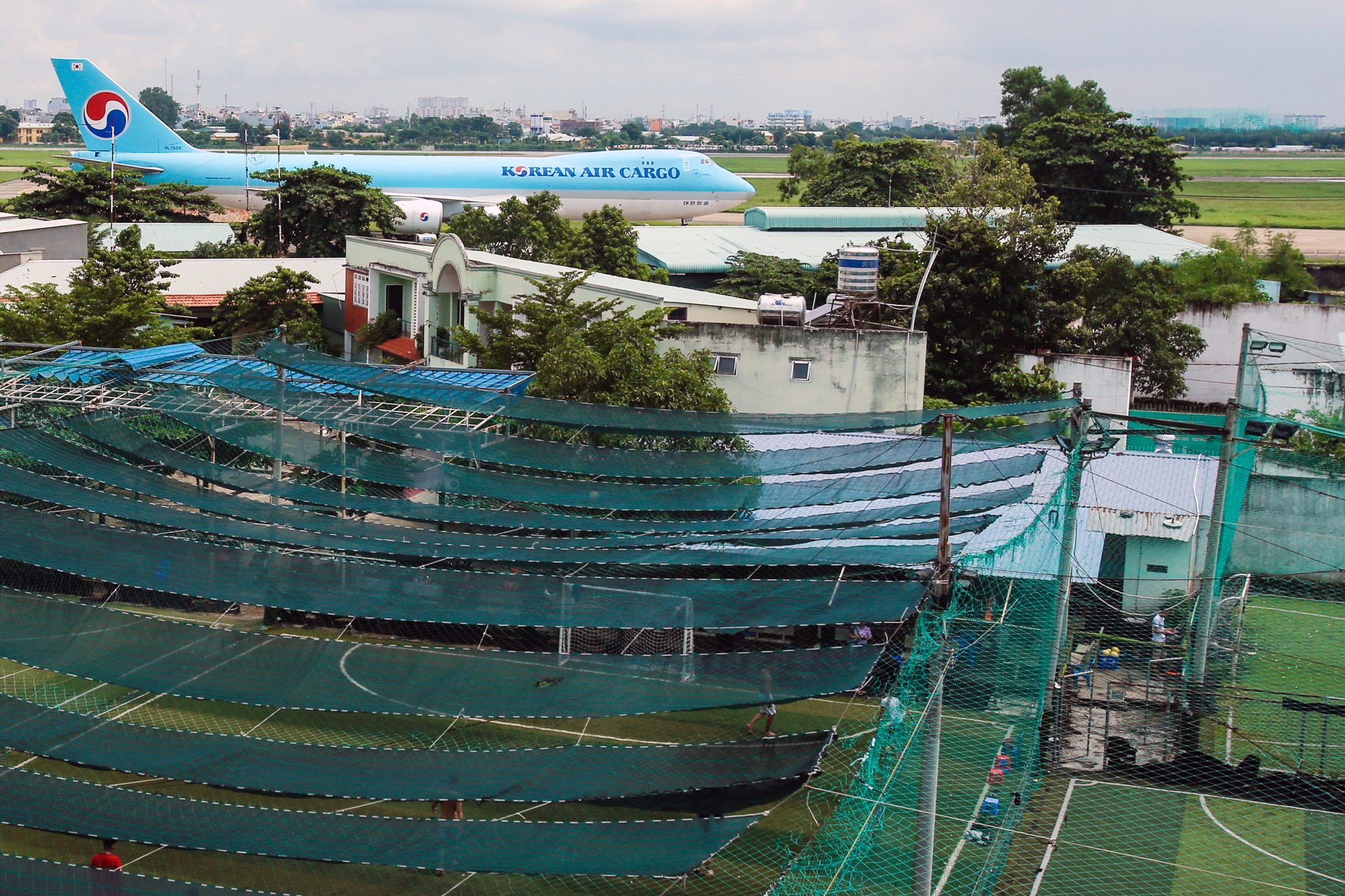 San bay Tan Son Nhat bi khu giai tri bao vay anh 3