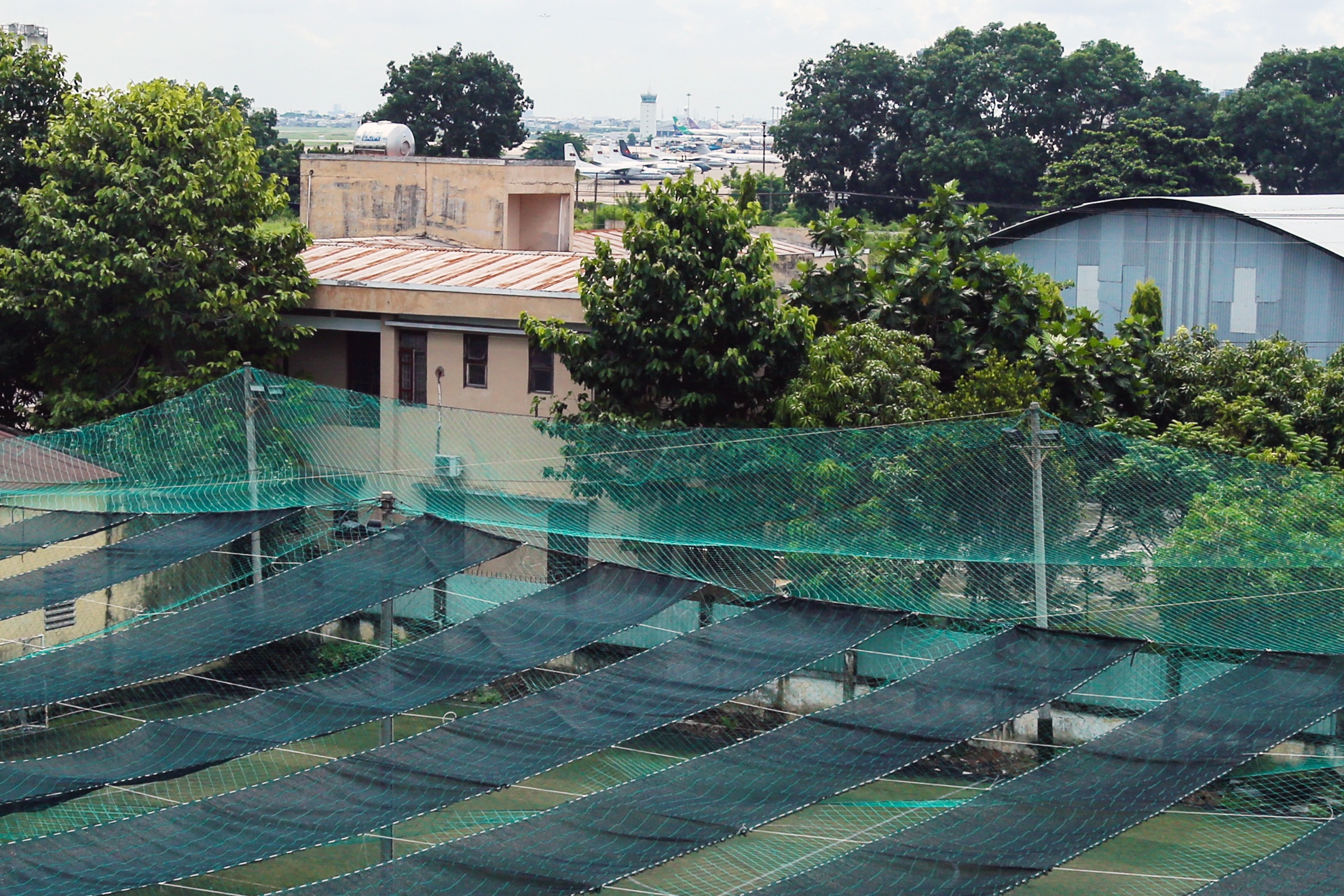 San bay Tan Son Nhat bi khu giai tri bao vay anh 4