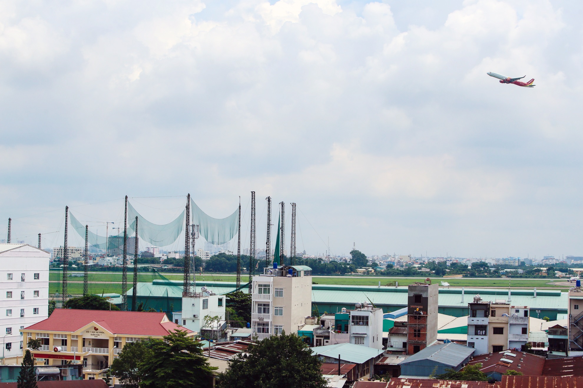 San bay Tan Son Nhat bi khu giai tri bao vay anh 5