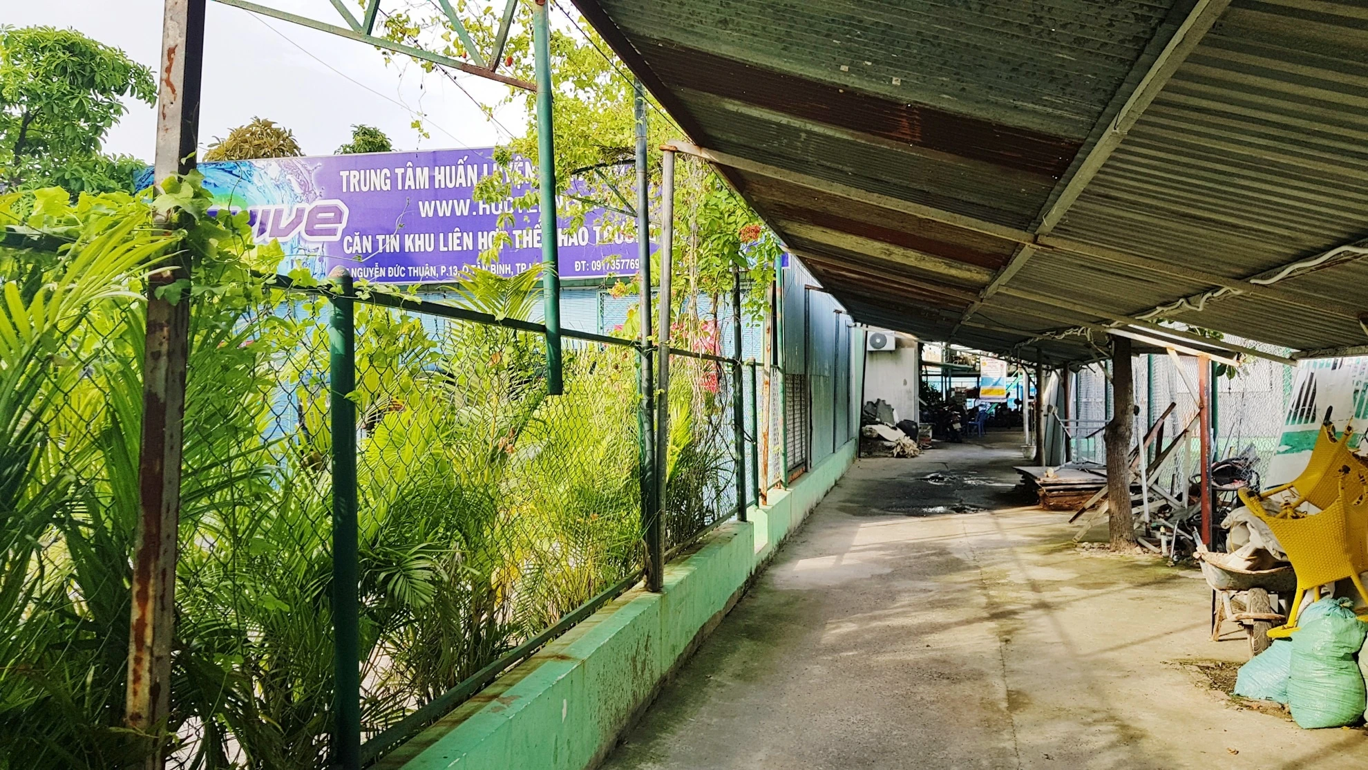 San bay Tan Son Nhat bi khu giai tri bao vay anh 7