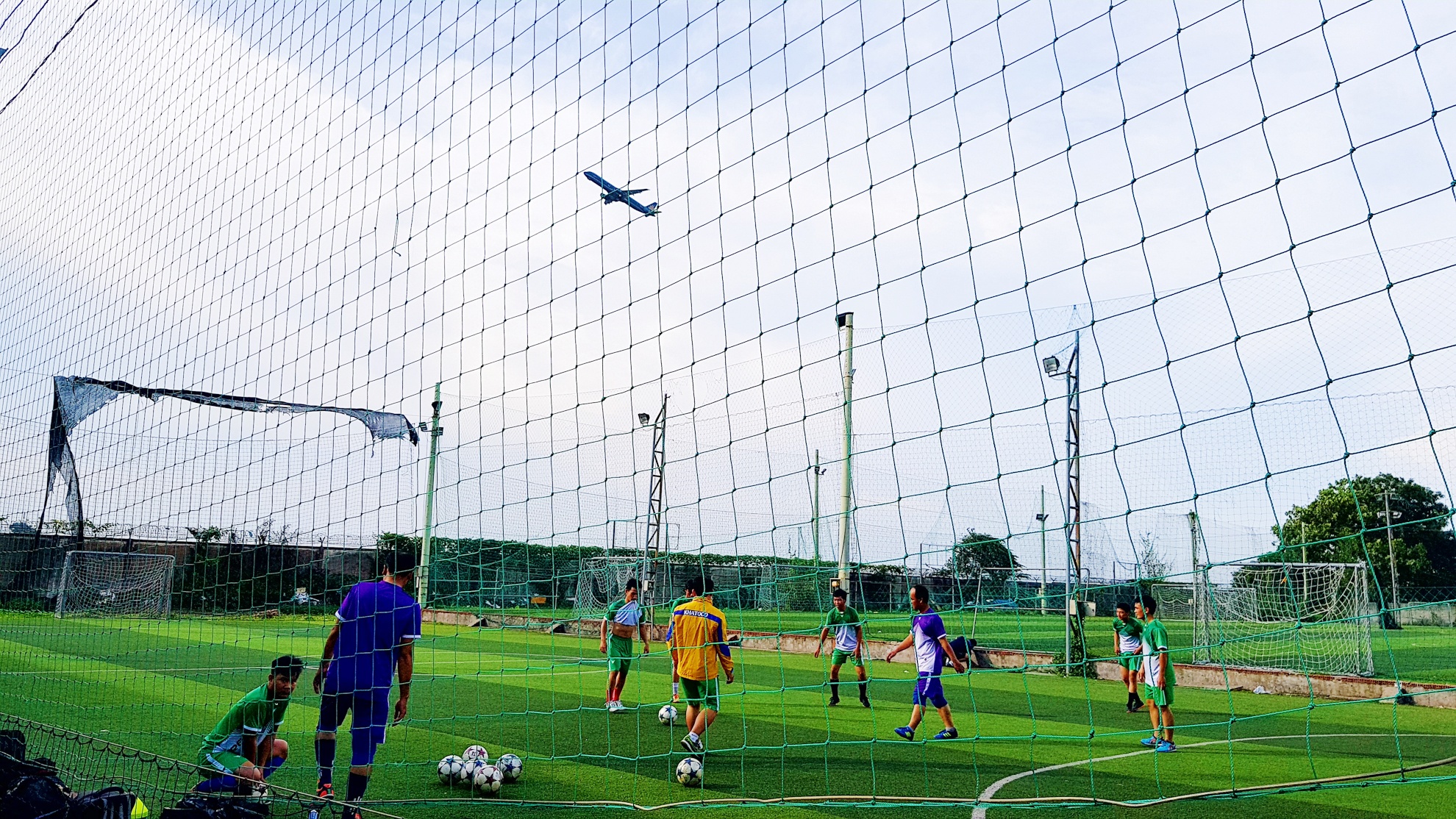 San bay Tan Son Nhat bi khu giai tri bao vay anh 8