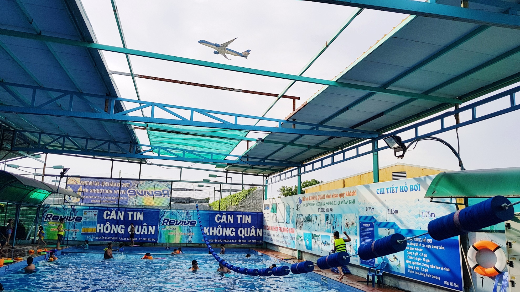 San bay Tan Son Nhat bi khu giai tri bao vay anh 9