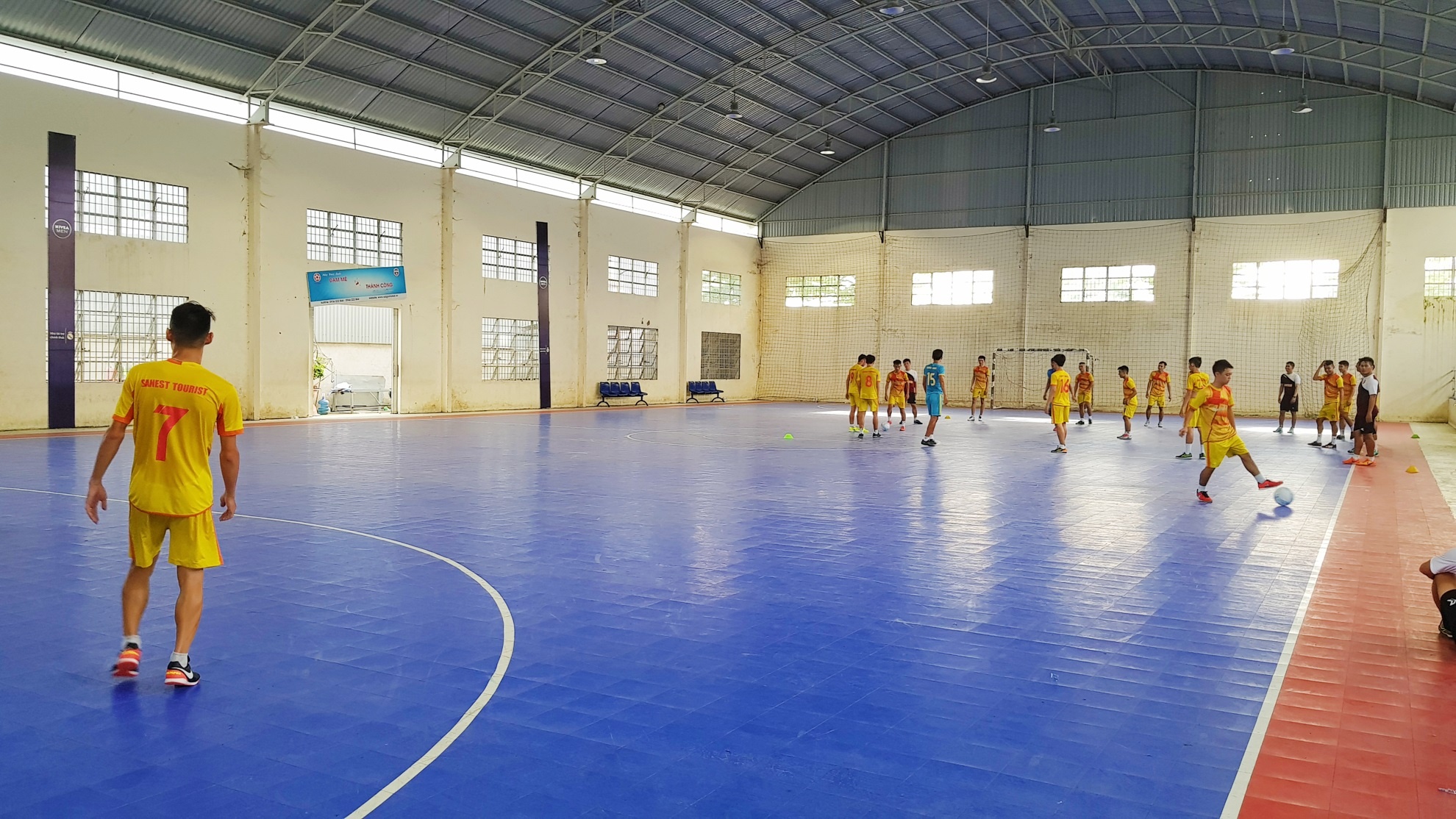 San bay Tan Son Nhat bi khu giai tri bao vay anh 10