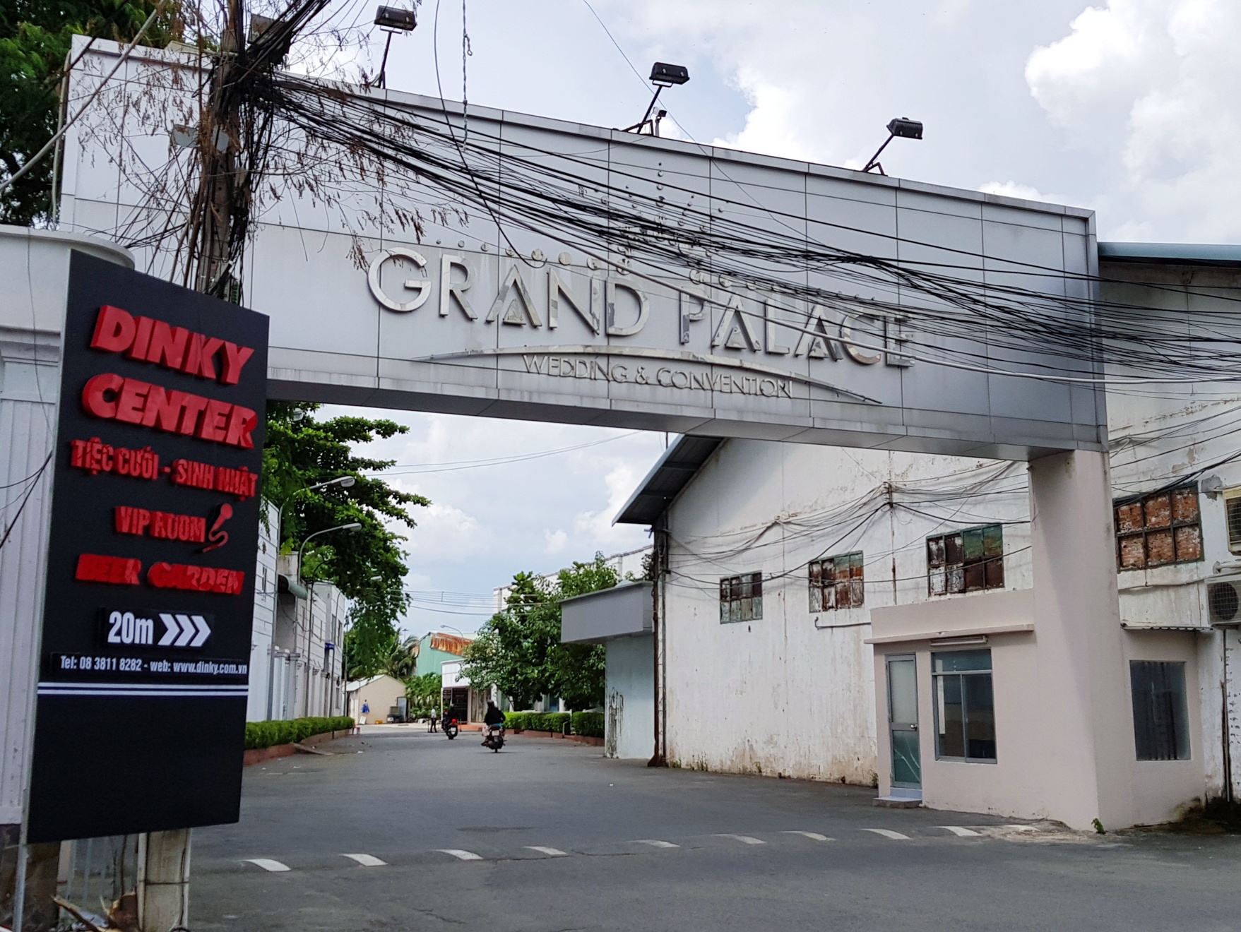 San bay Tan Son Nhat bi khu giai tri bao vay anh 15