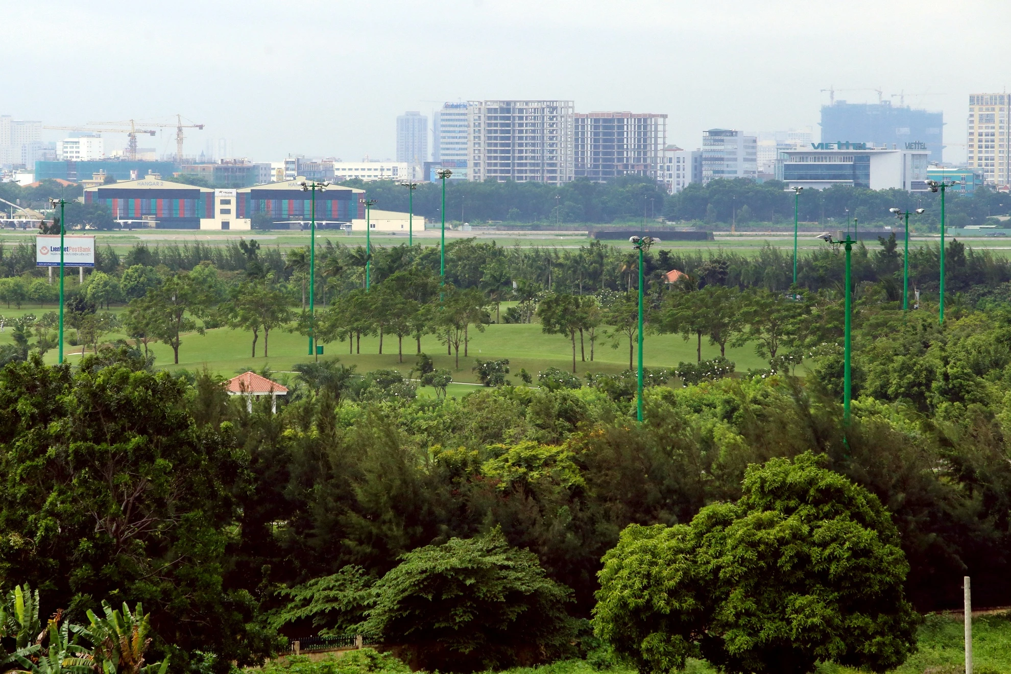 San bay Tan Son Nhat bi khu giai tri bao vay anh 22