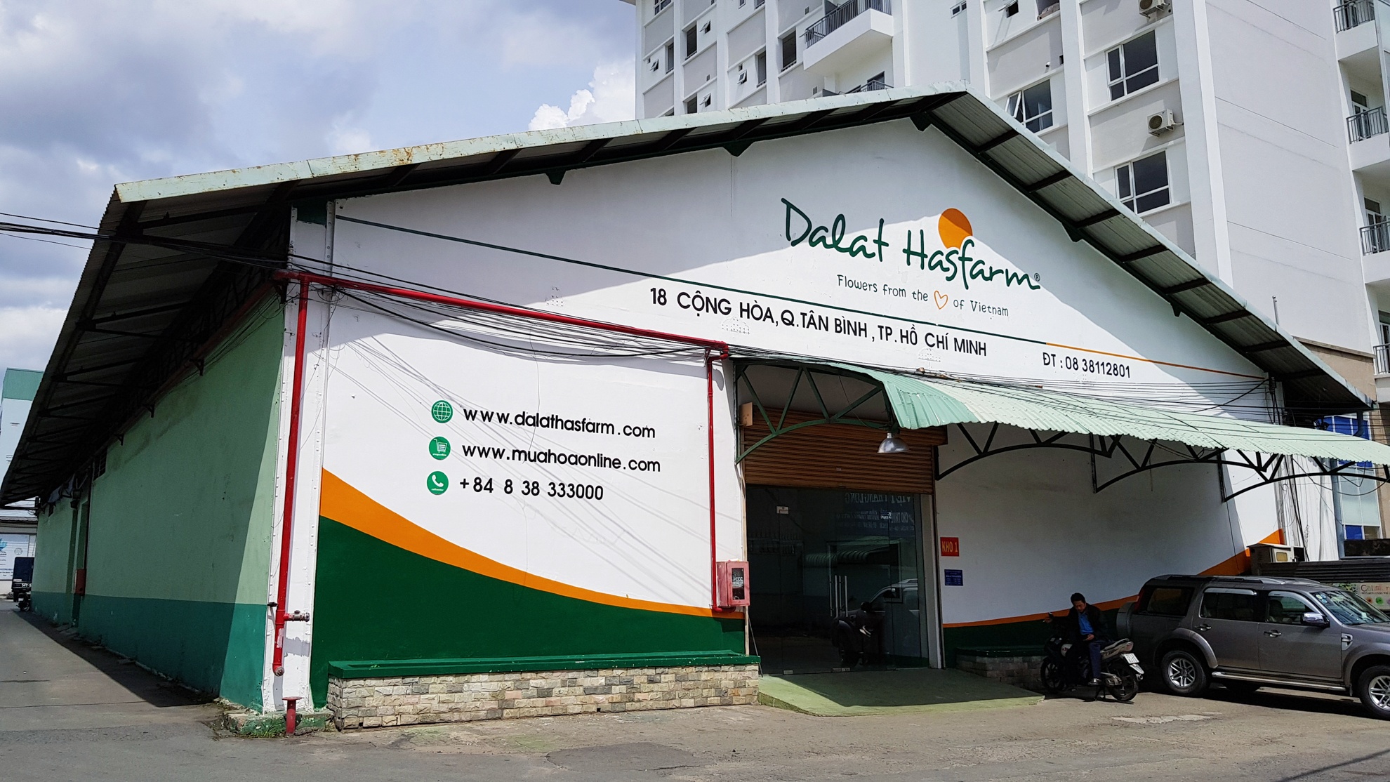 San bay Tan Son Nhat bi khu giai tri bao vay anh 16