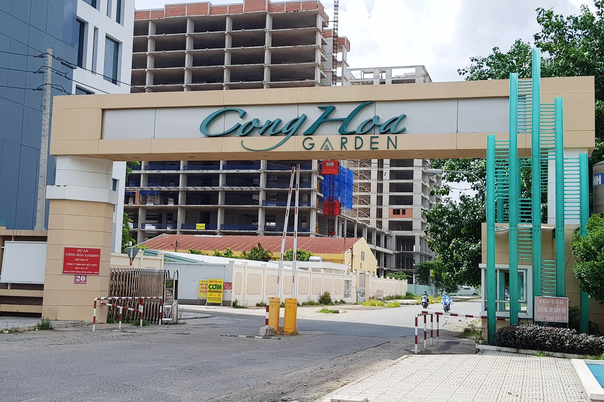 San bay Tan Son Nhat bi khu giai tri bao vay anh 12