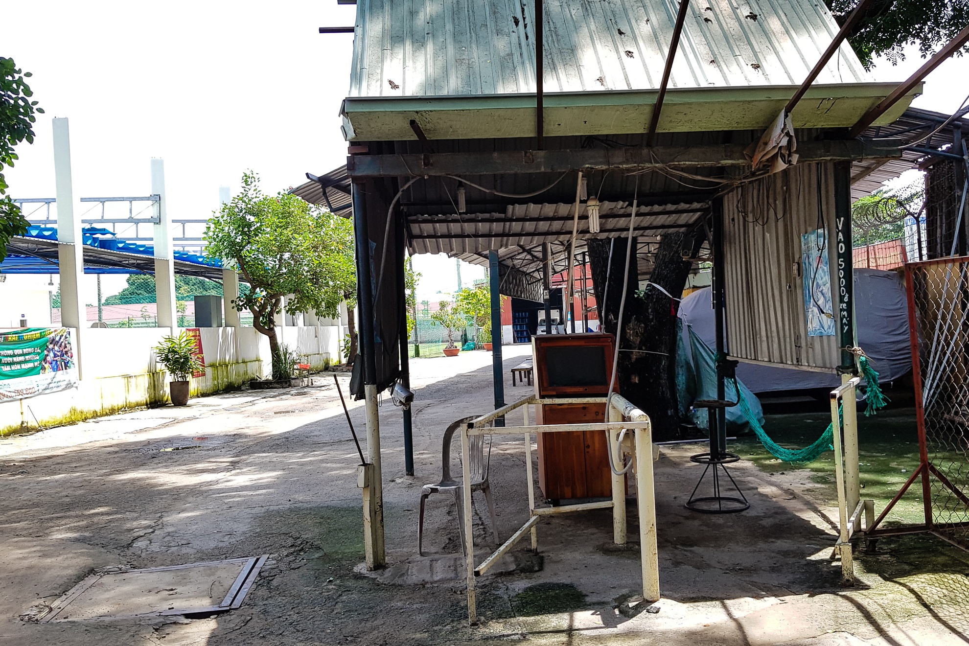 San bay Tan Son Nhat bi khu giai tri bao vay anh 13