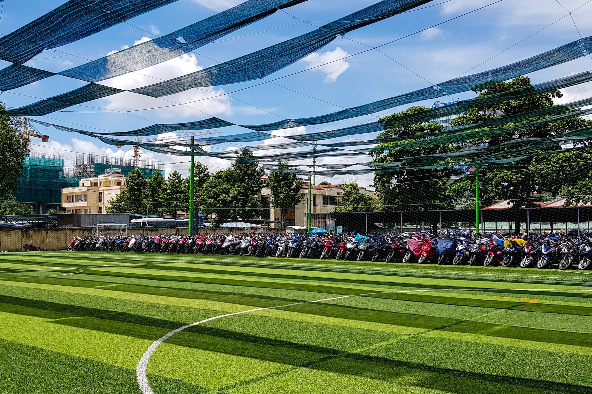 San bay Tan Son Nhat bi khu giai tri bao vay anh 14