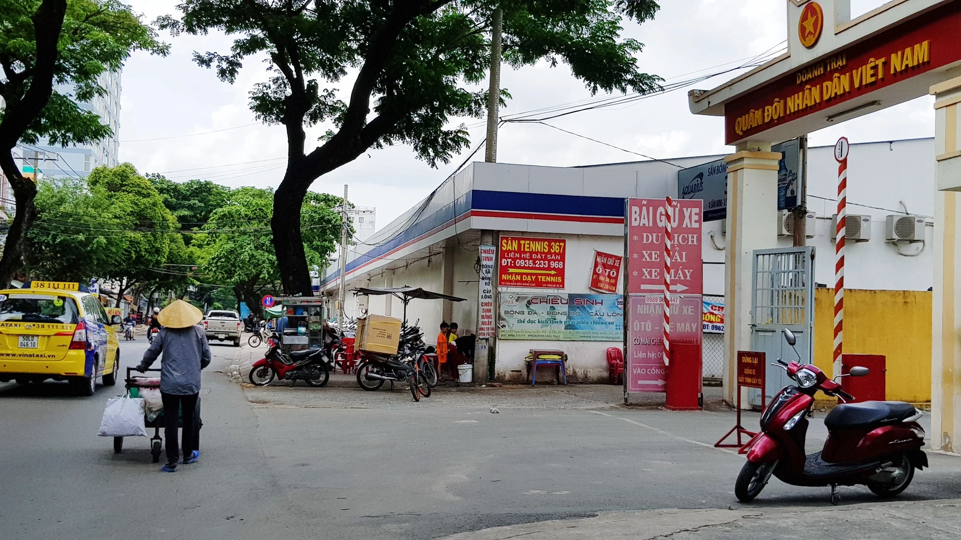 San bay Tan Son Nhat bi khu giai tri bao vay anh 17