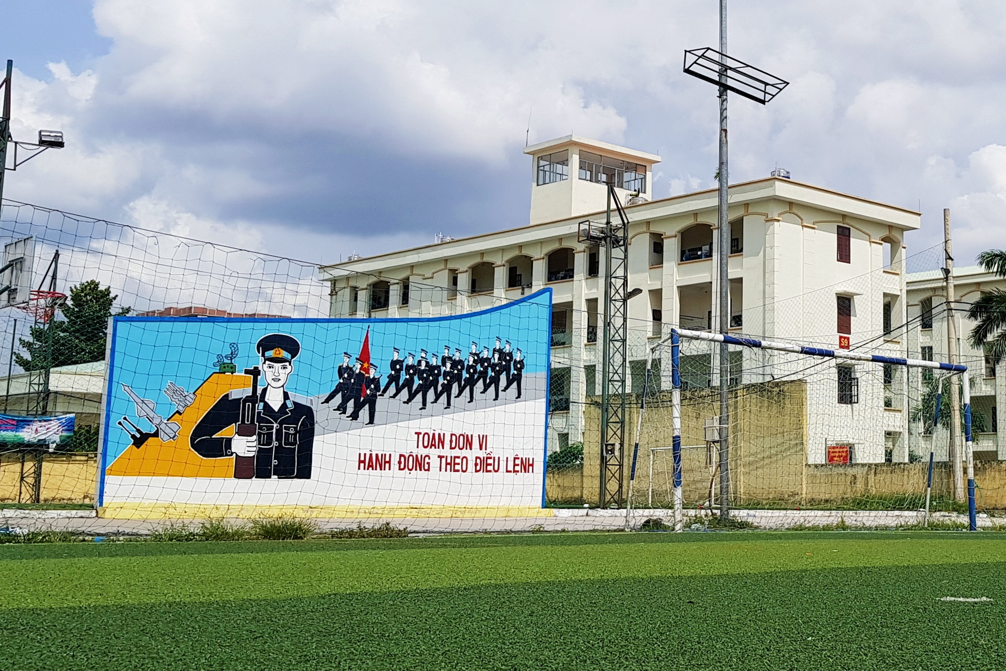 San bay Tan Son Nhat bi khu giai tri bao vay anh 18