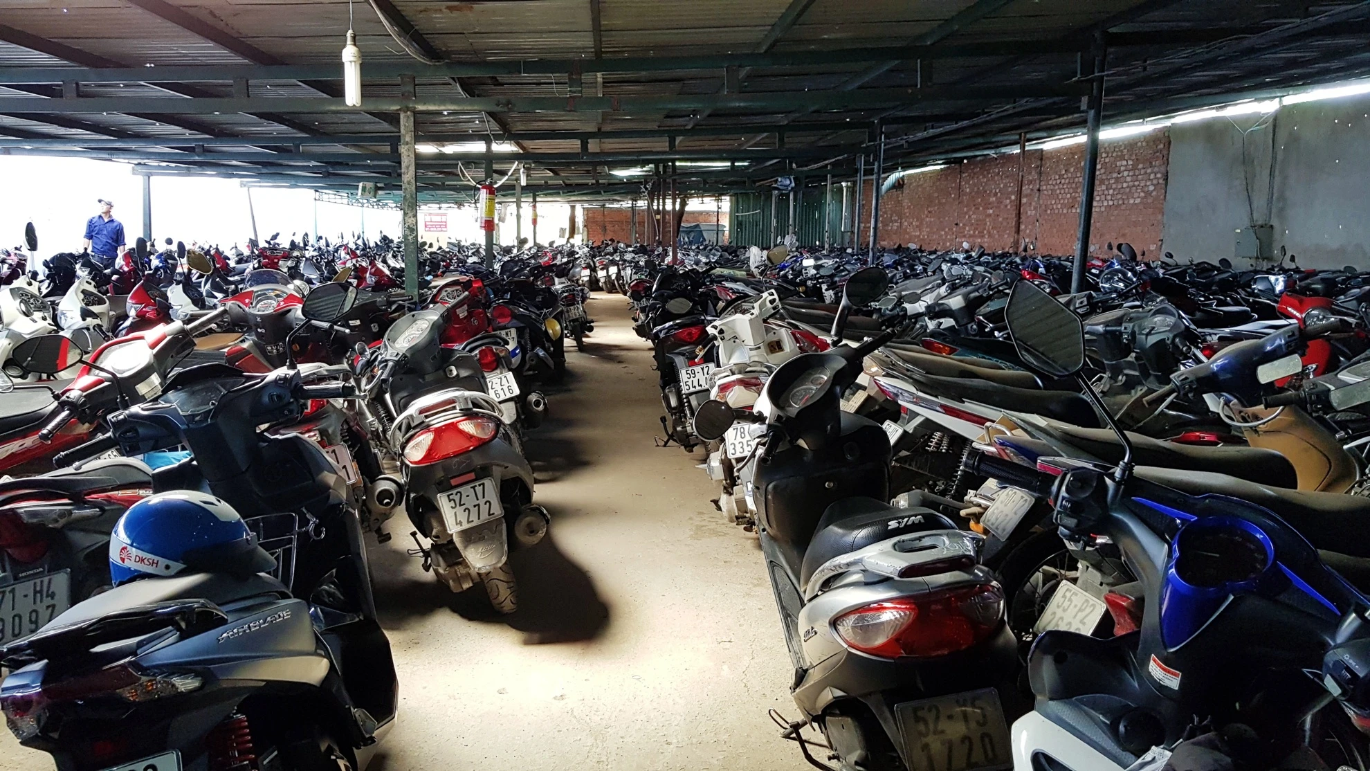 San bay Tan Son Nhat bi khu giai tri bao vay anh 19