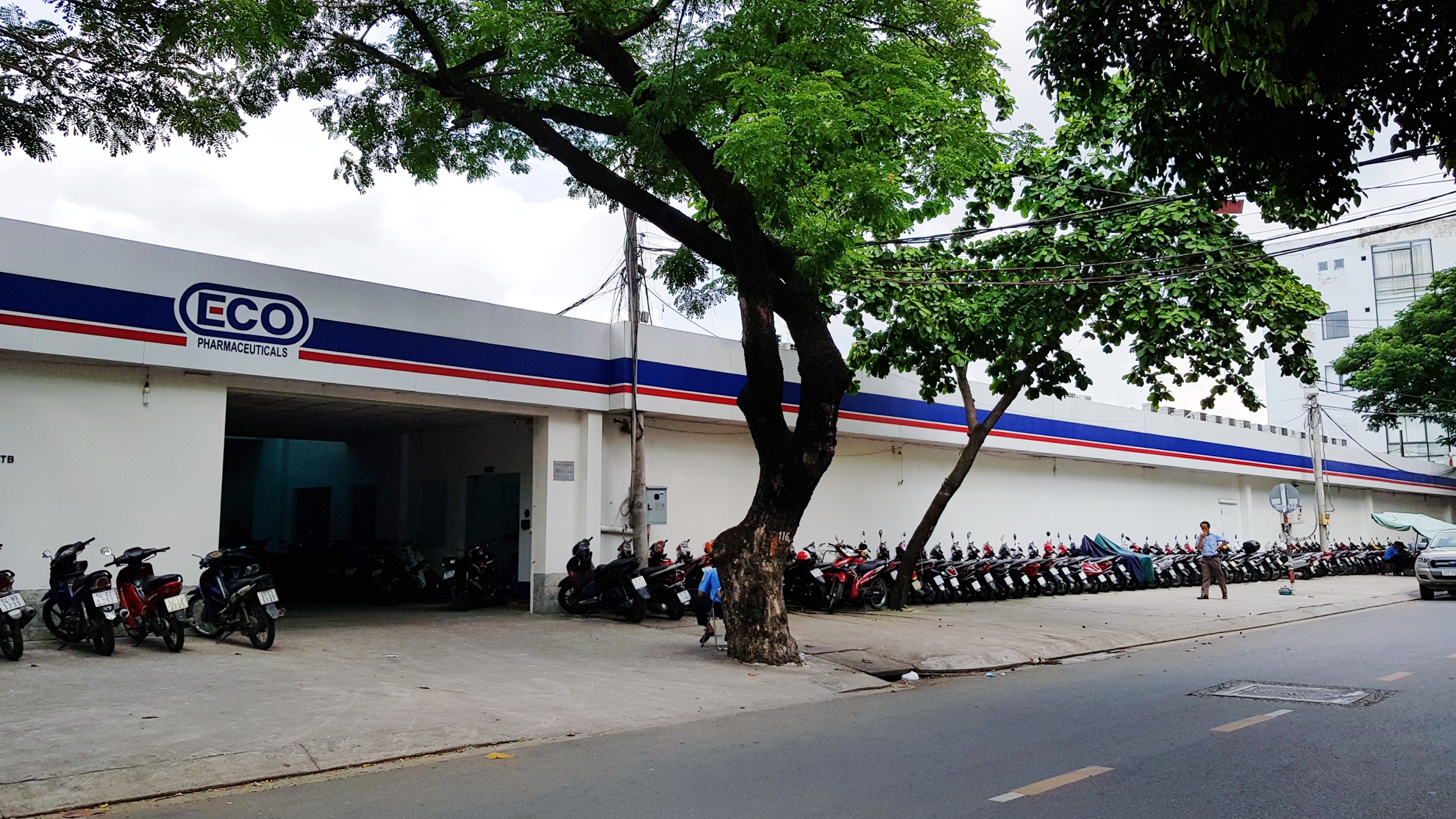 San bay Tan Son Nhat bi khu giai tri bao vay anh 20