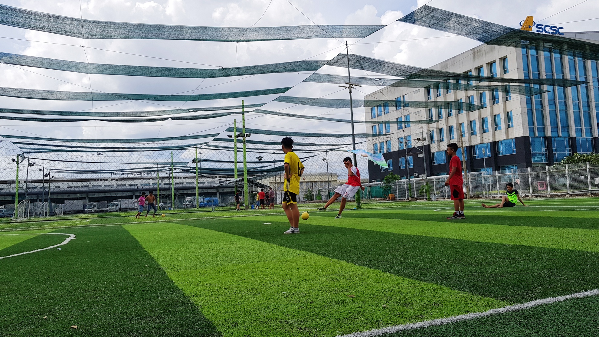 San bay Tan Son Nhat bi khu giai tri bao vay anh 11