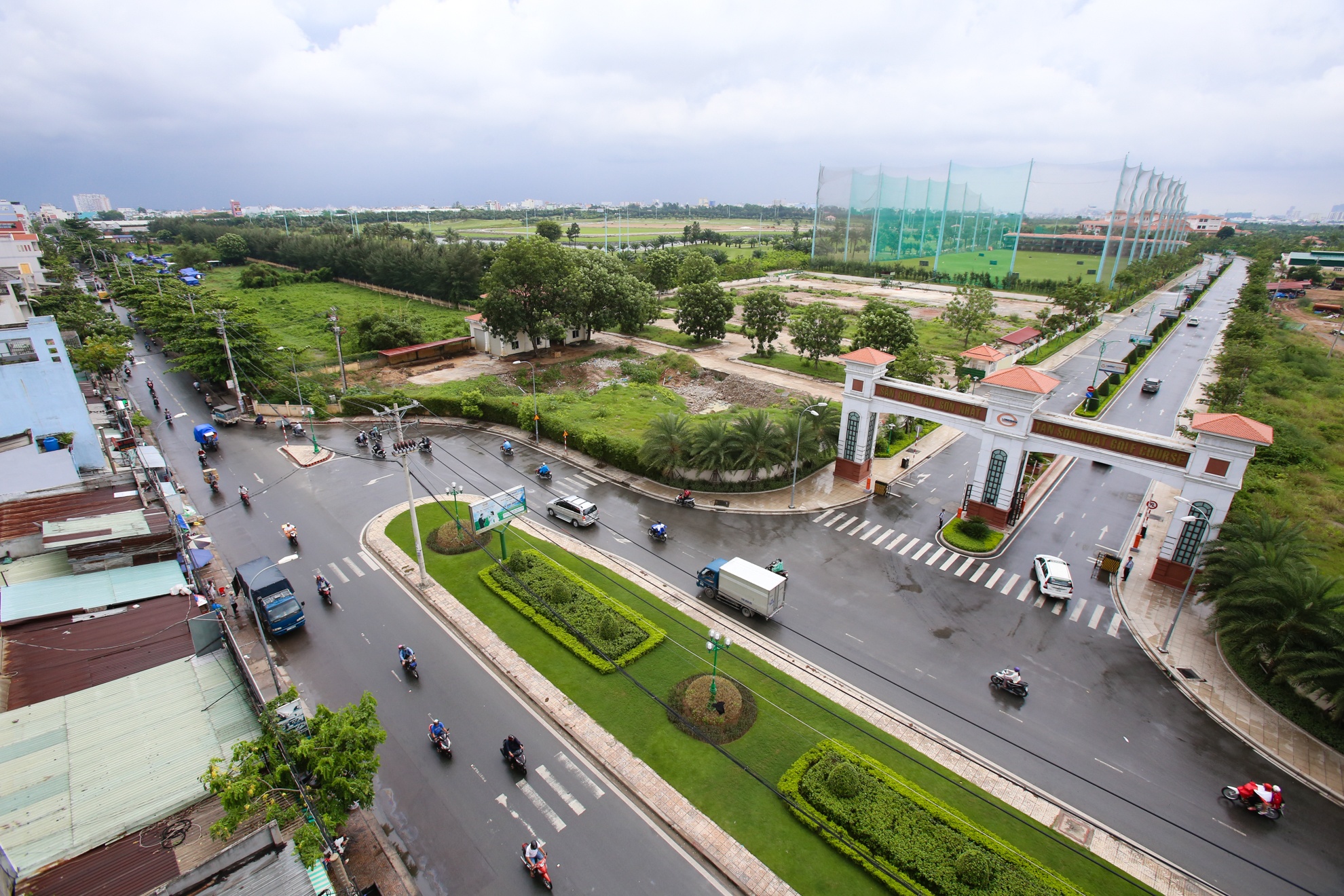 San bay Tan Son Nhat bi khu giai tri bao vay anh 1