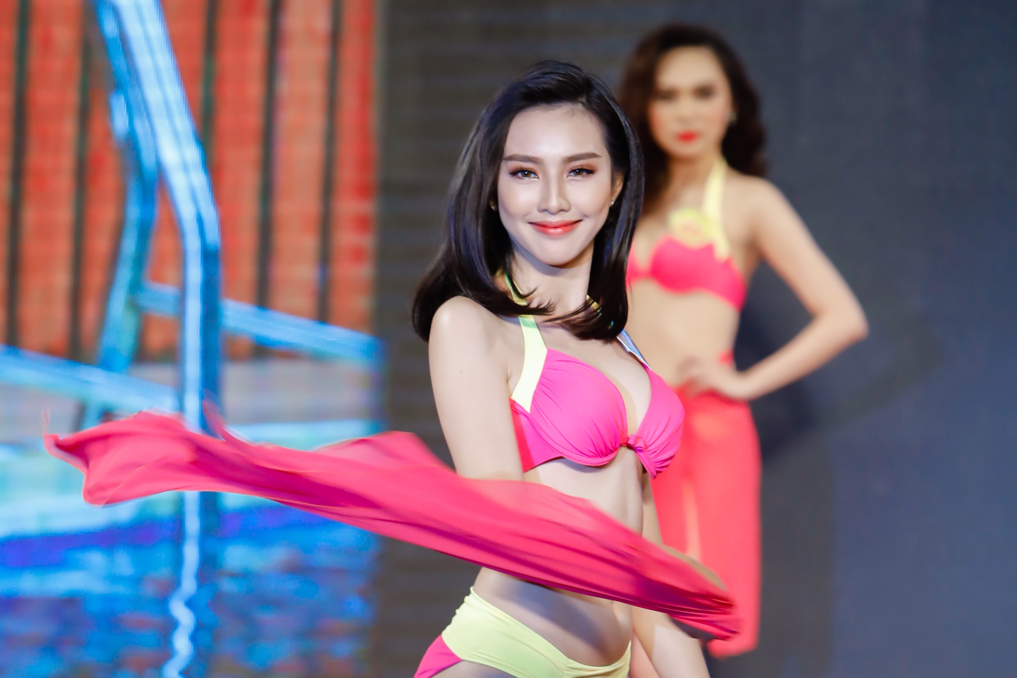 Nguoi dep Hoa khoi Nam Bo trinh dien trang phuc bikini hinh anh