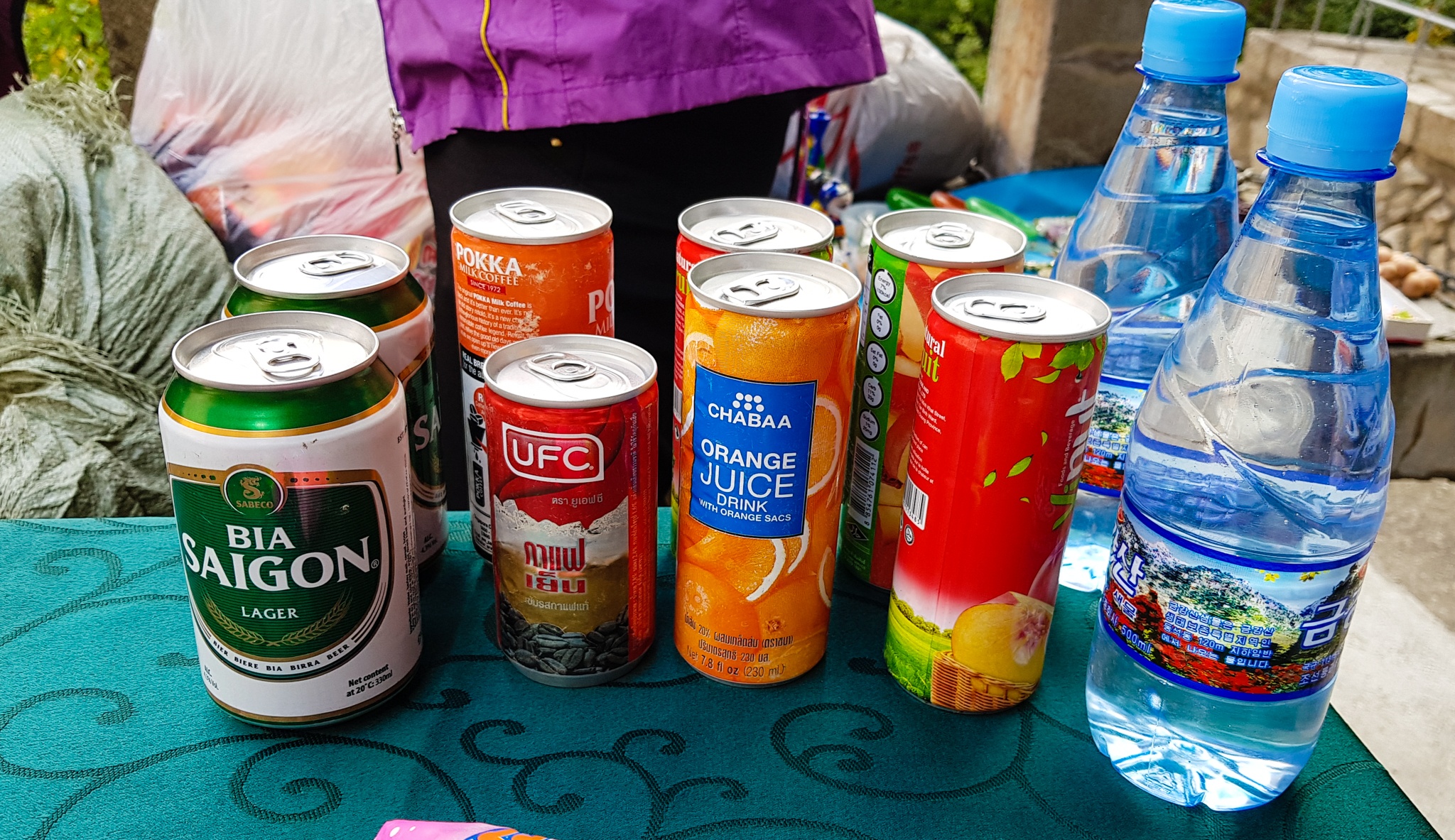 Bia Sai Gon, ao Adidas, keo Meiji trong cua hang o Trieu Tien hinh anh