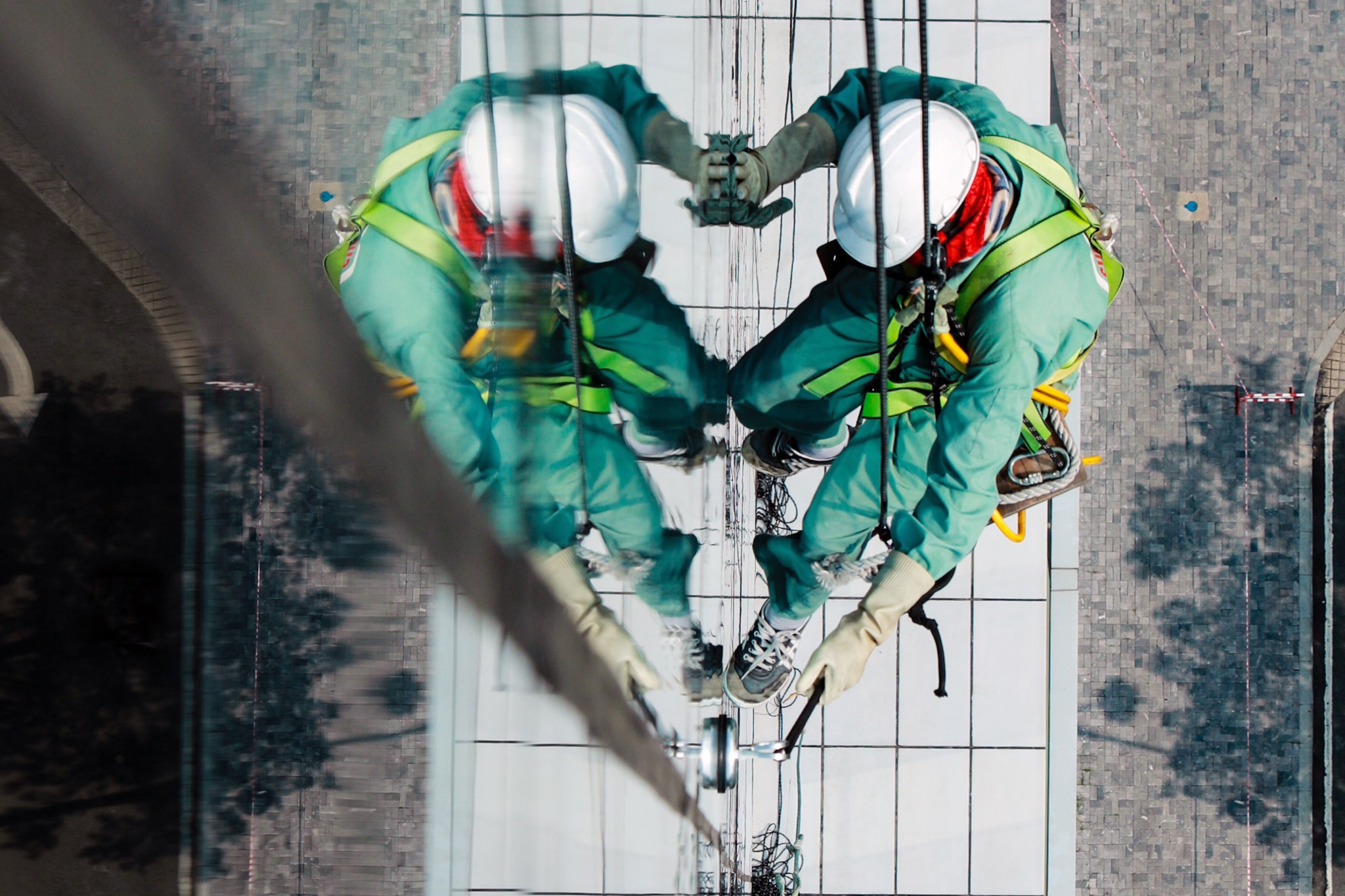 Nguoi nhen 9X leo treo toa cao oc o Sai Gon hinh anh