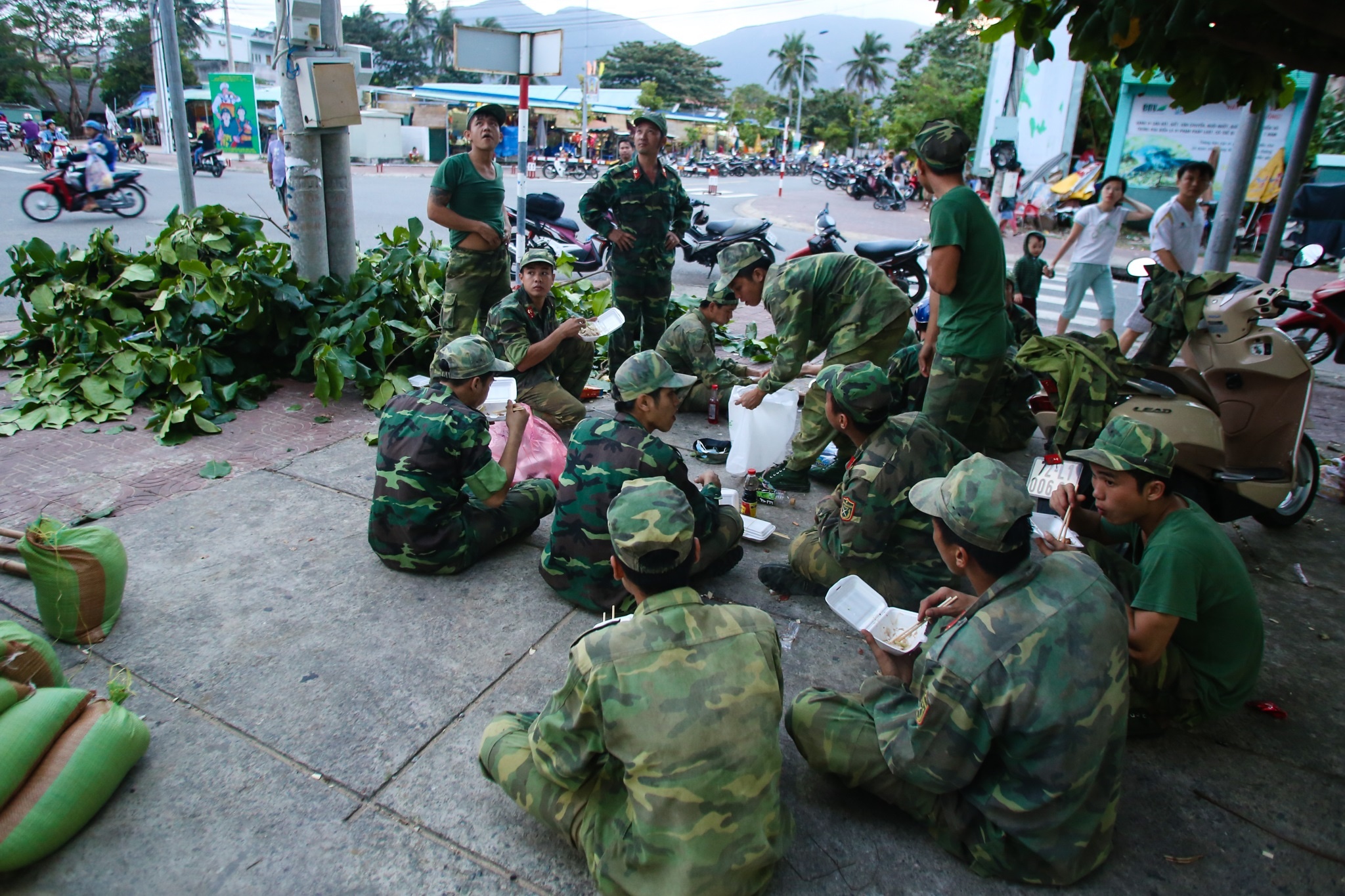 Cong binh giup dan Con Dao chong bao Tempin anh 17