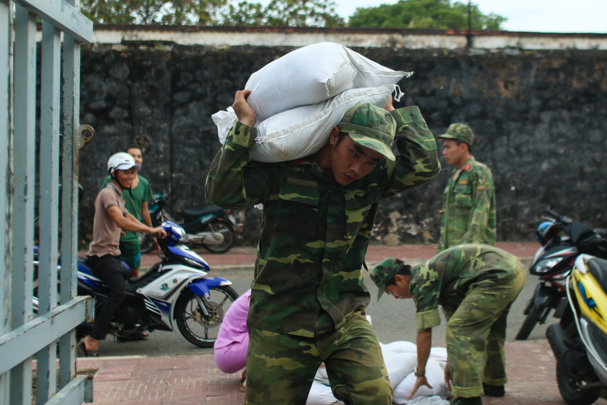 Cong binh giup dan Con Dao chong bao Tempin anh 11