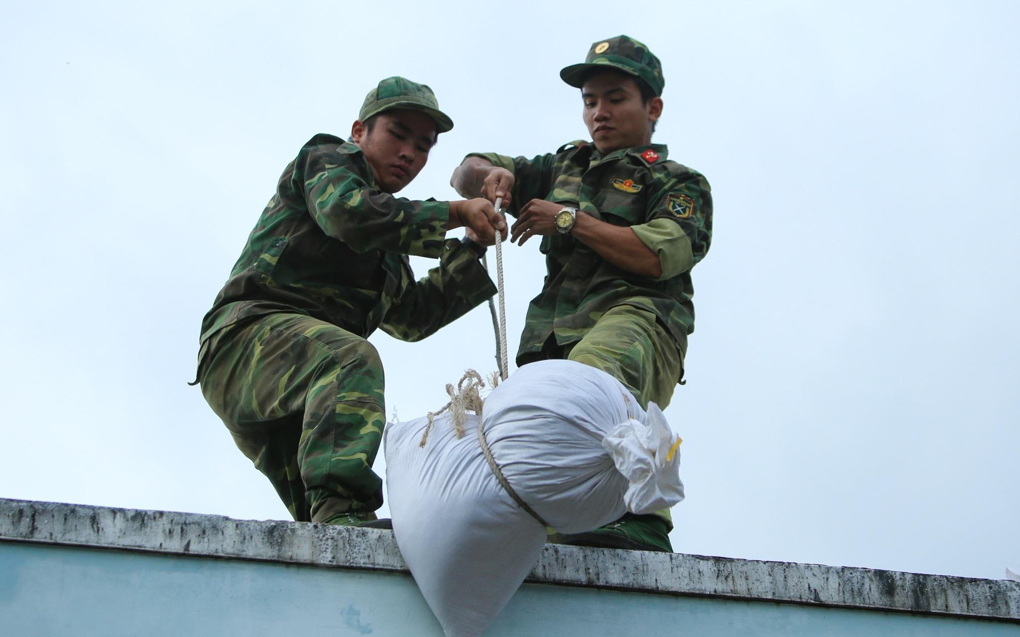 Quan doi giup dan Con Dao chong bao so 16 - Tembin hinh anh