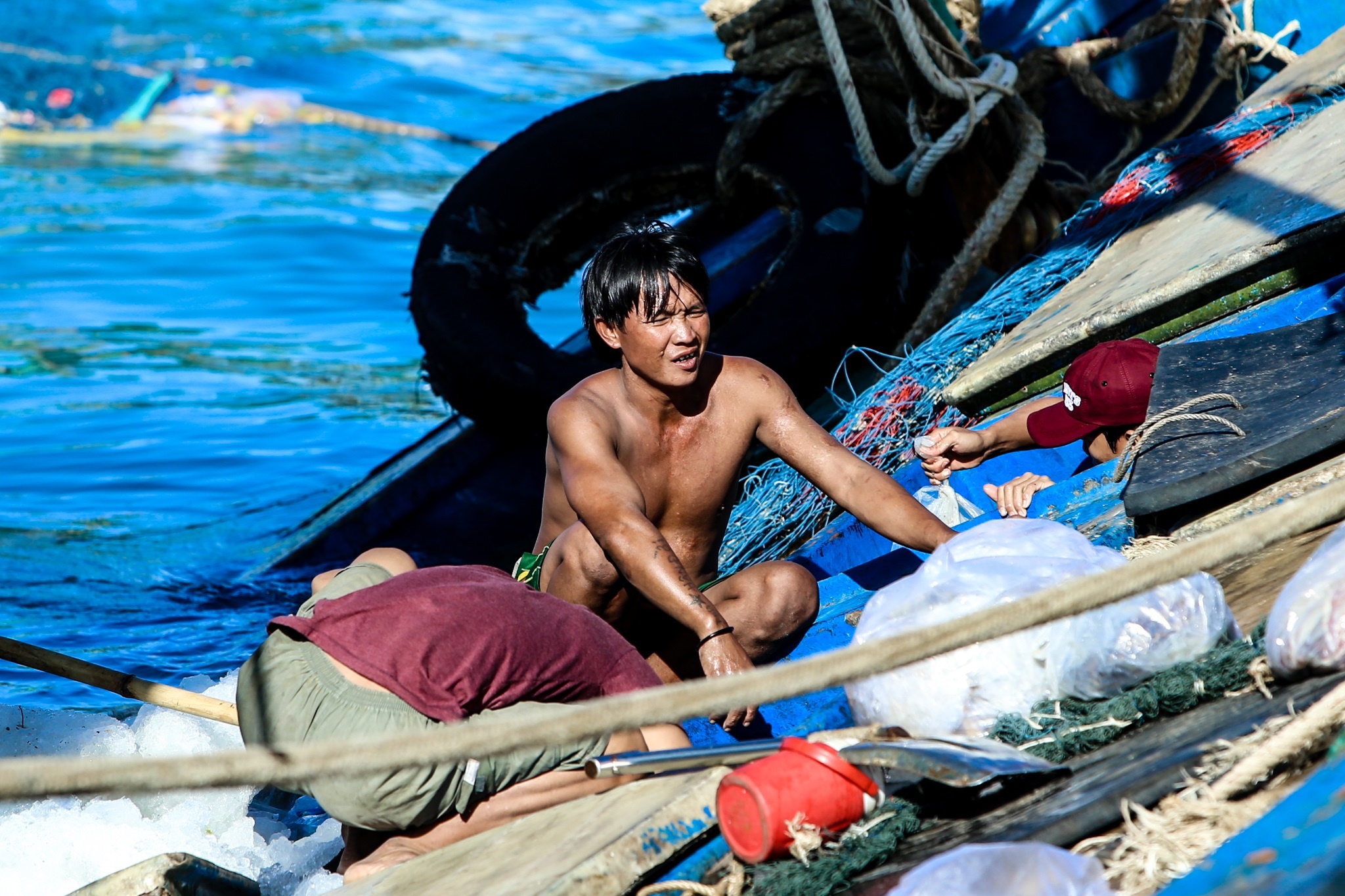 Hang loat tau chim va hu hong o Con Dao vi bao tembin anh 3
