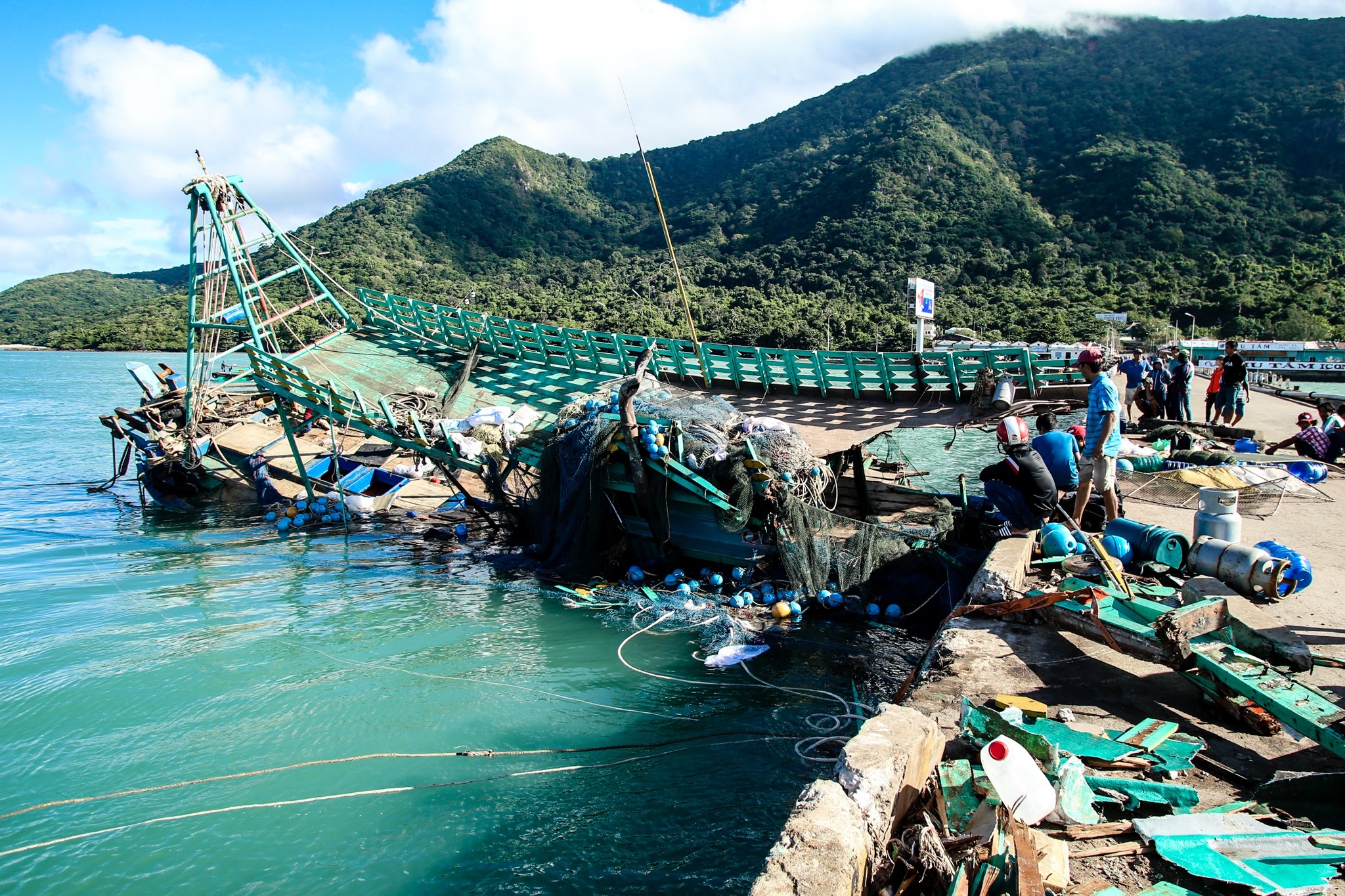 Hang loat tau chim va hu hong o Con Dao vi bao tembin anh 2