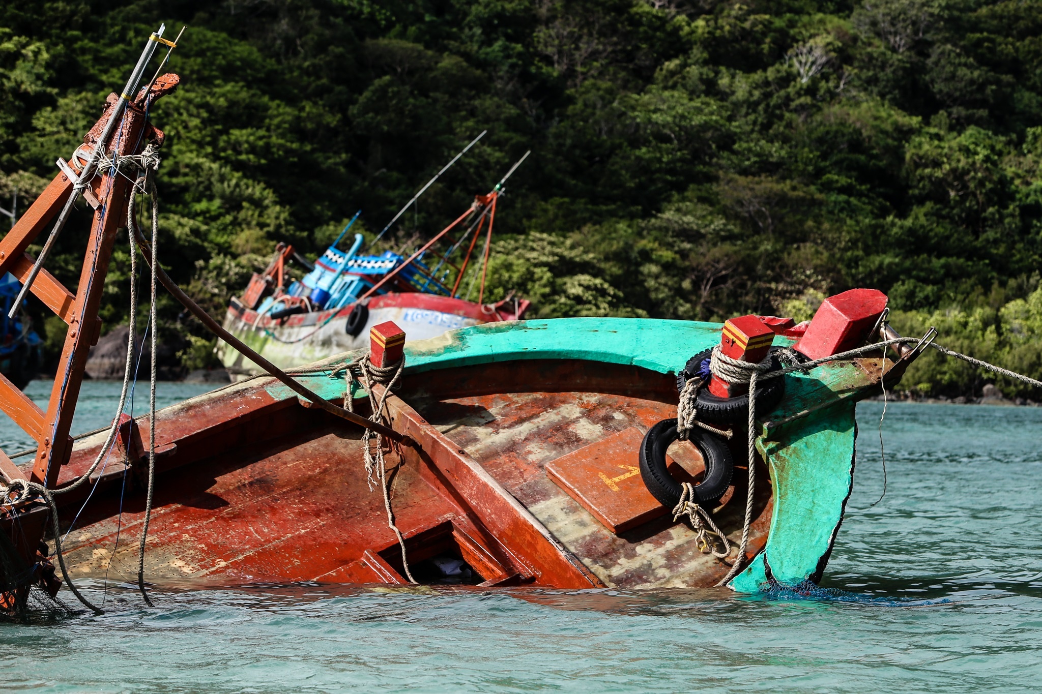 Hang loat tau chim va hu hong o Con Dao vi bao tembin anh 5