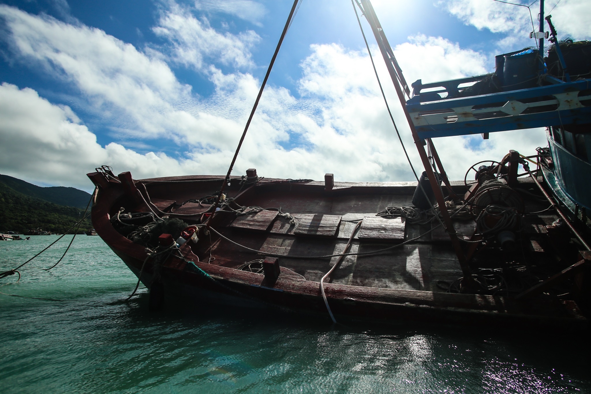 Hang loat tau chim va hu hong o Con Dao vi bao tembin anh 6