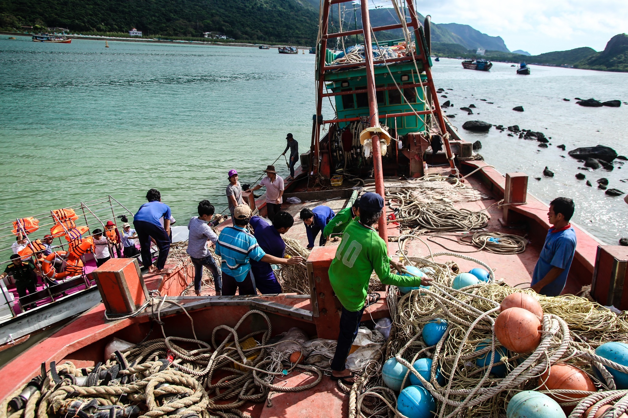 Hang loat tau chim va hu hong o Con Dao vi bao tembin anh 16