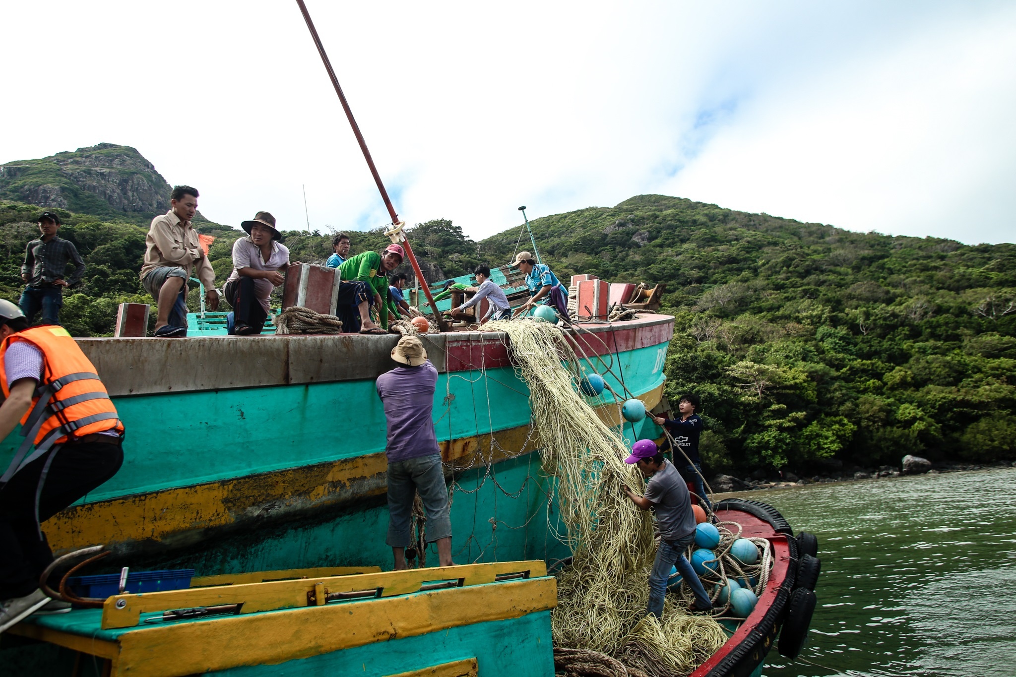 Hang loat tau chim va hu hong o Con Dao vi bao tembin anh 15