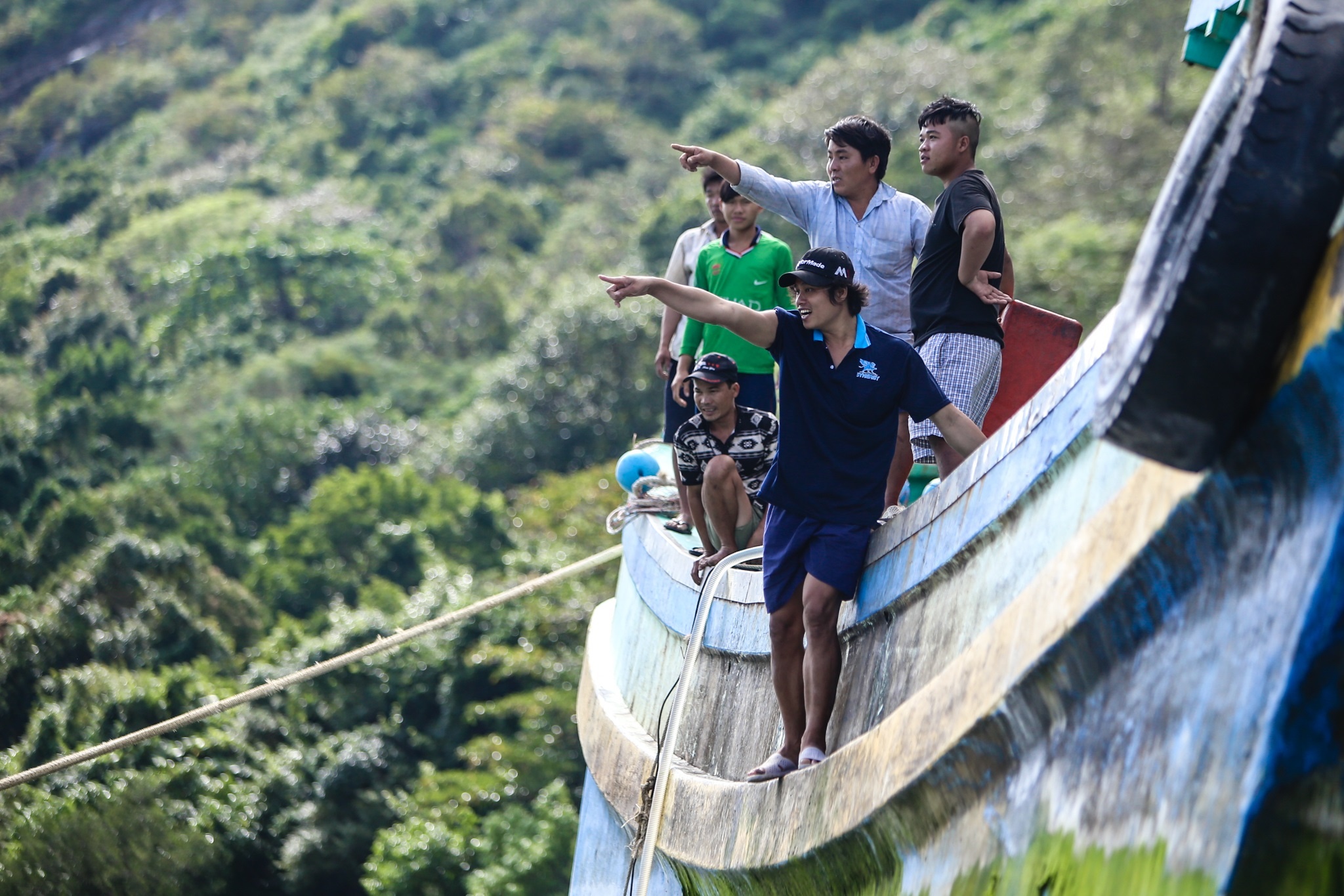 Hang loat tau chim va hu hong o Con Dao vi bao tembin anh 13