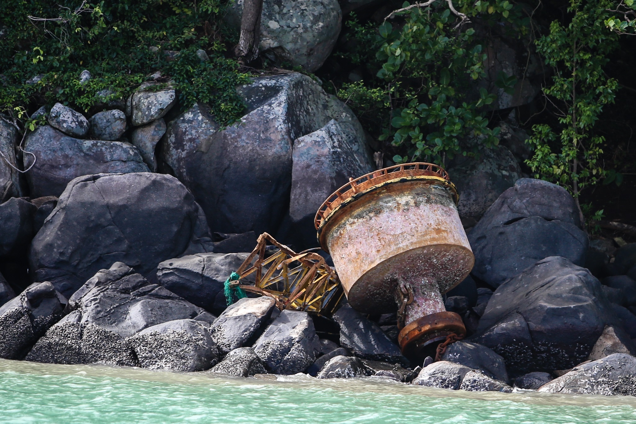 Hang loat tau chim va hu hong o Con Dao vi bao tembin anh 20