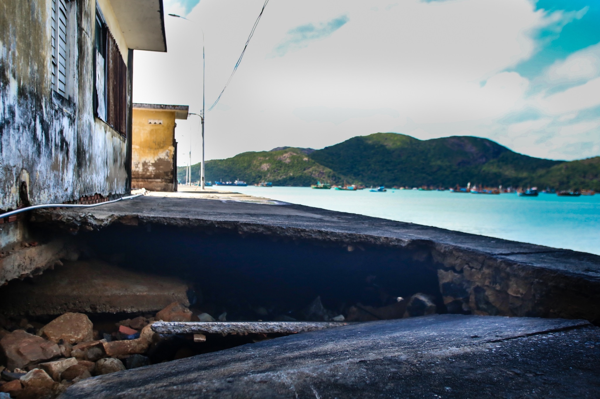 Hang loat tau chim va hu hong o Con Dao vi bao tembin anh 19