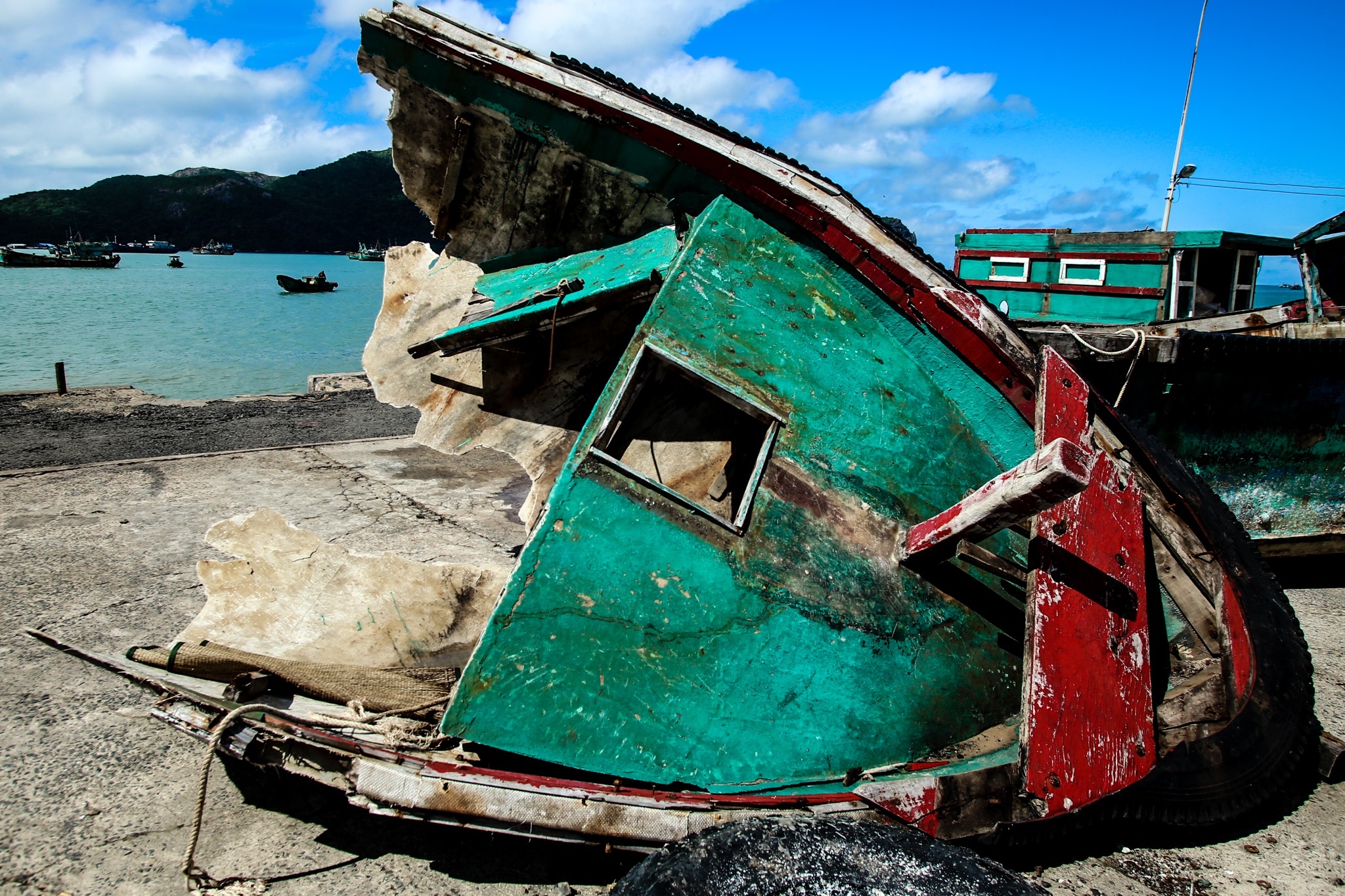 Hang loat tau chim va hu hong o Con Dao vi bao tembin anh 17