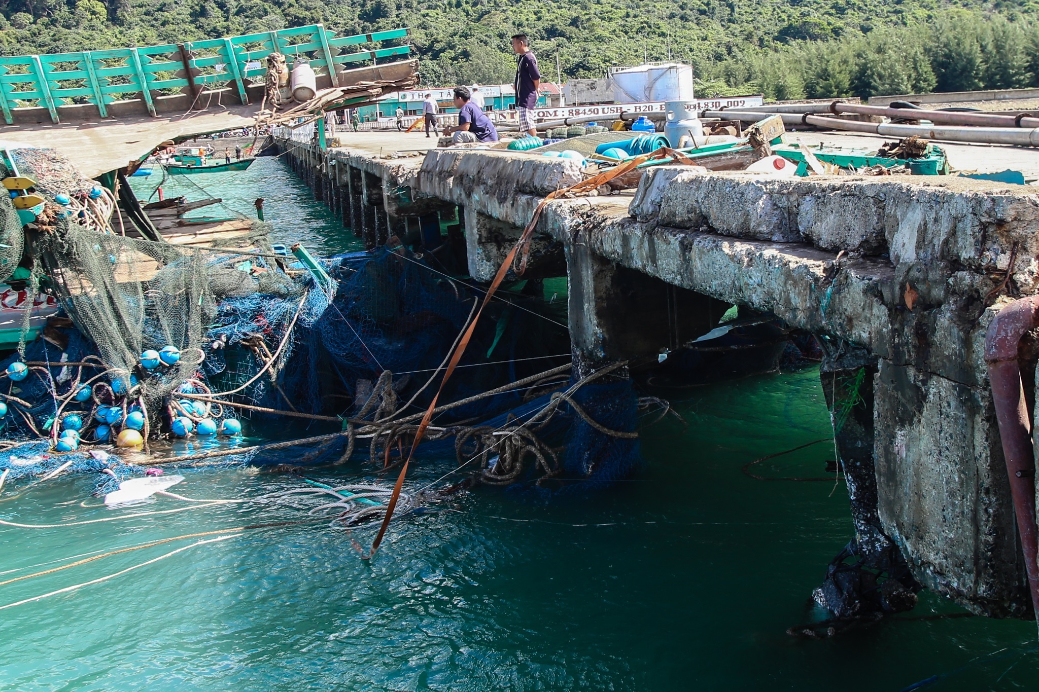Hang loat tau chim va hu hong o Con Dao vi bao tembin anh 1