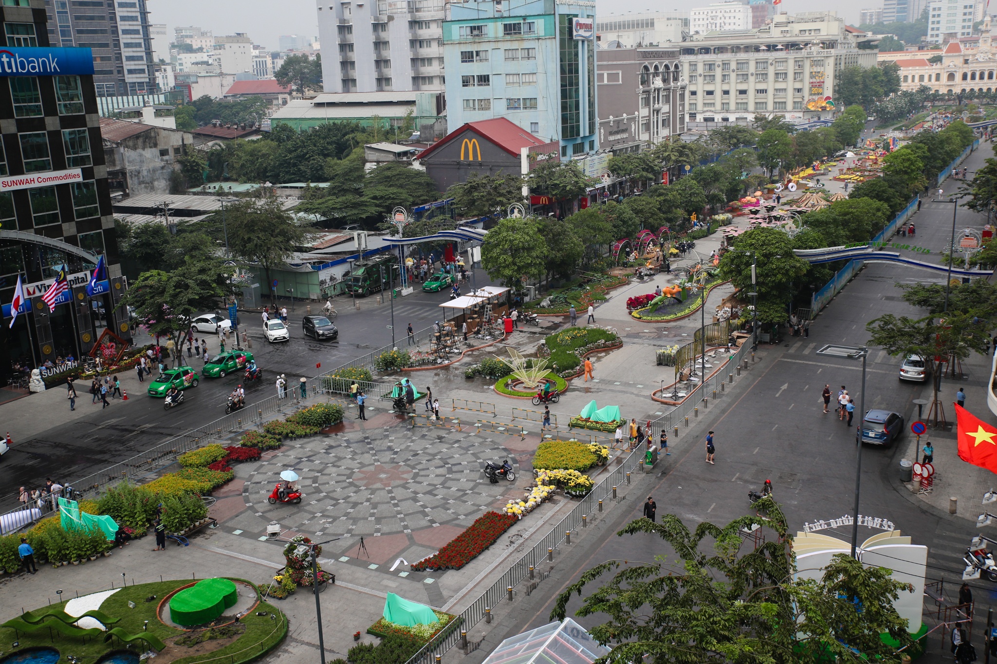 duong hoa Nguyen hue truoc gio khai mac anh 2