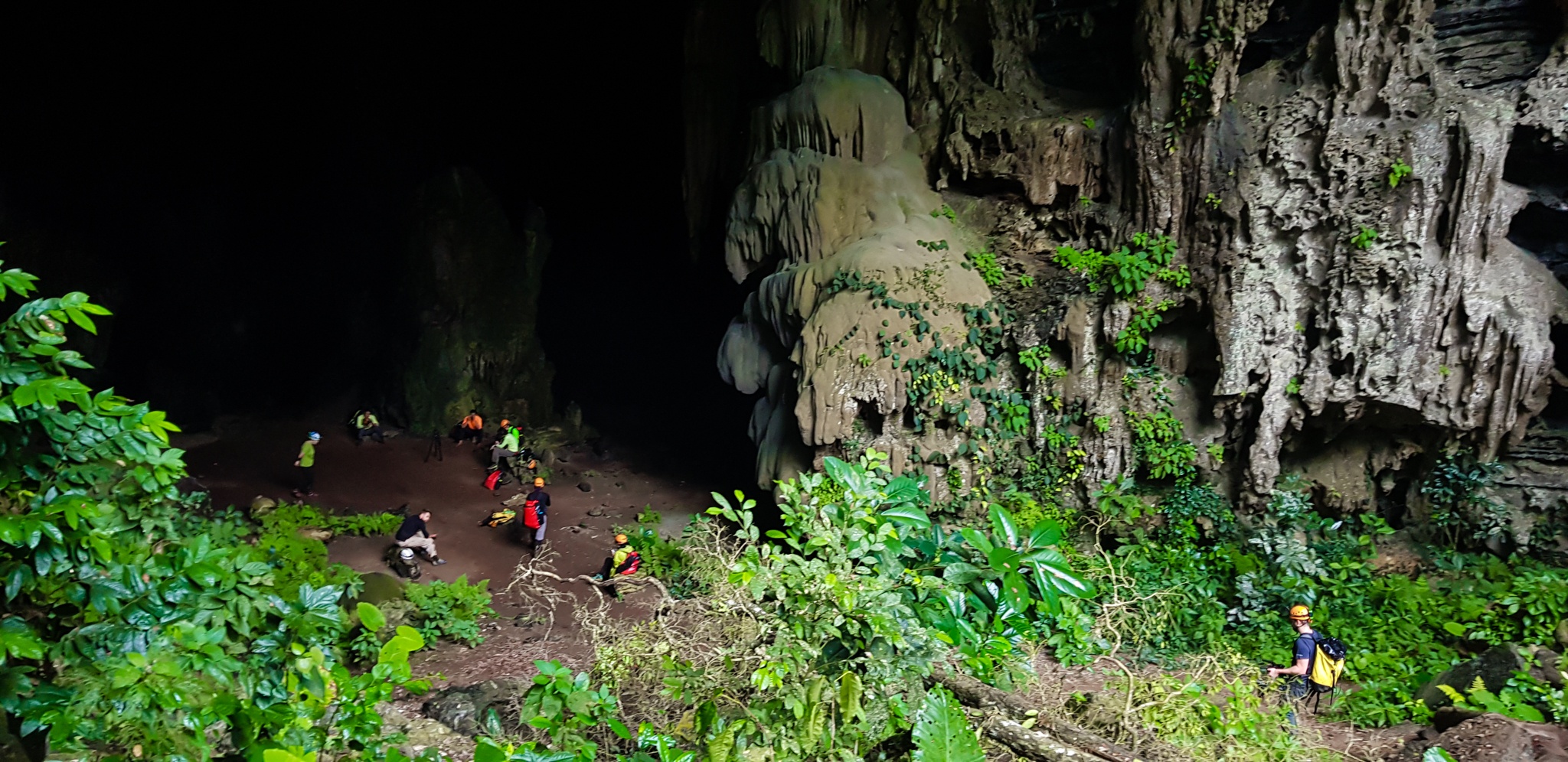 Kham pha hang dong Tu Lan anh 8