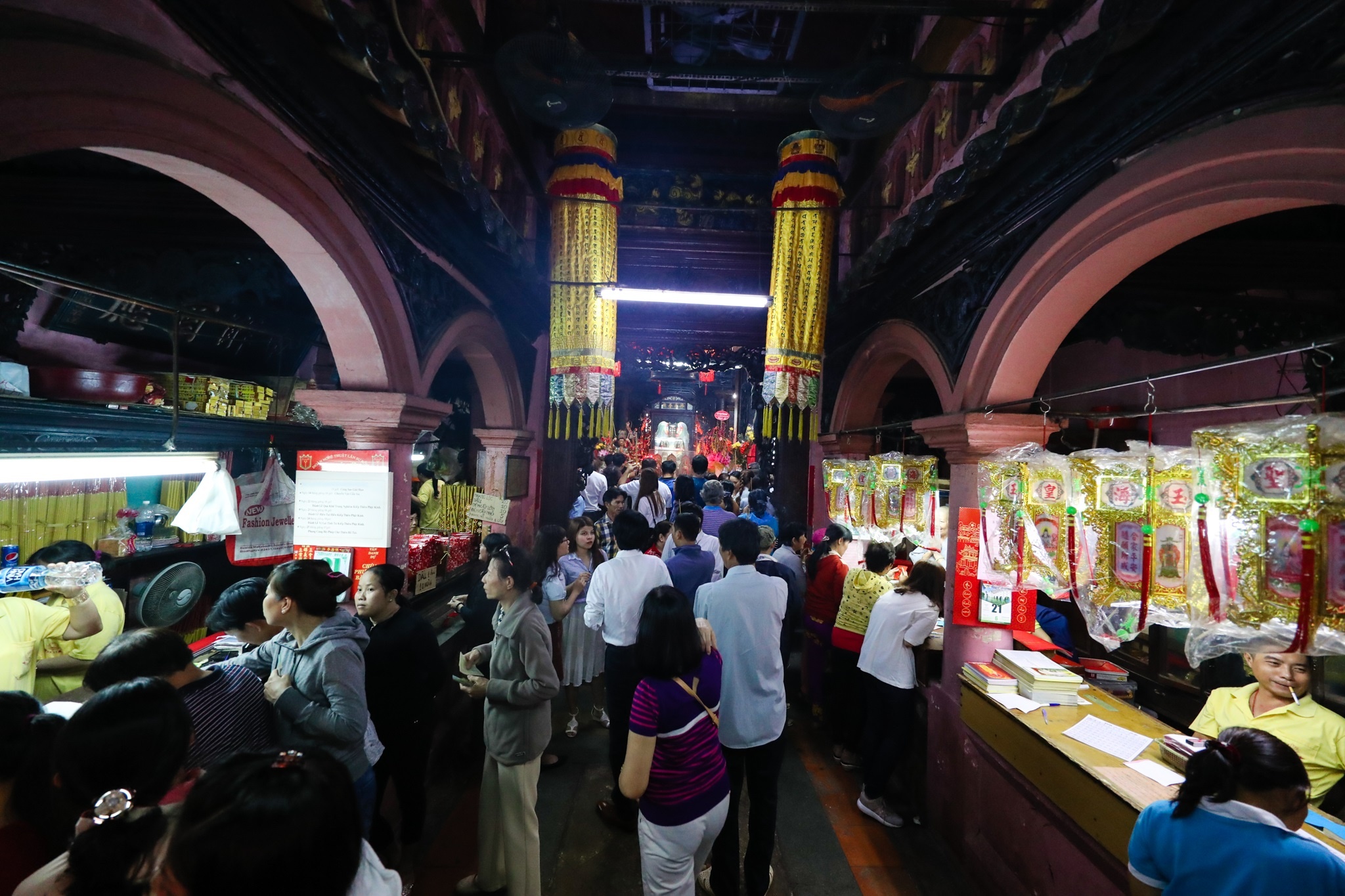 Nguoi dan den chua Ngoc Hoang cau con nam moi anh 4