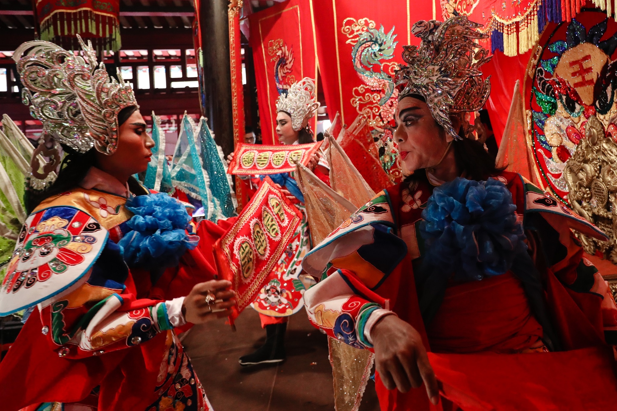 Nguoi dan do ve Lang Ong ba Chieu xem tuong co Ngoc Ky Lan anh 11