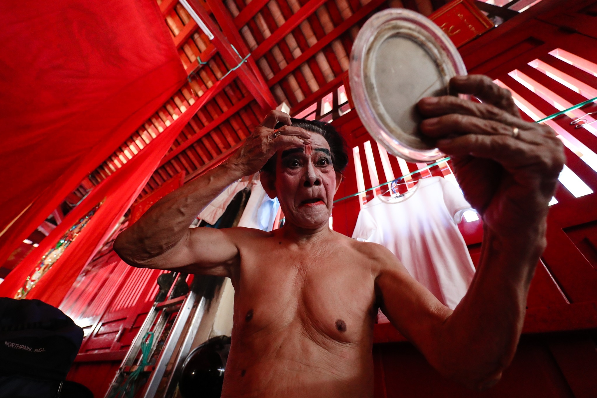 Nguoi dan do ve Lang Ong ba Chieu xem tuong co Ngoc Ky Lan anh 3