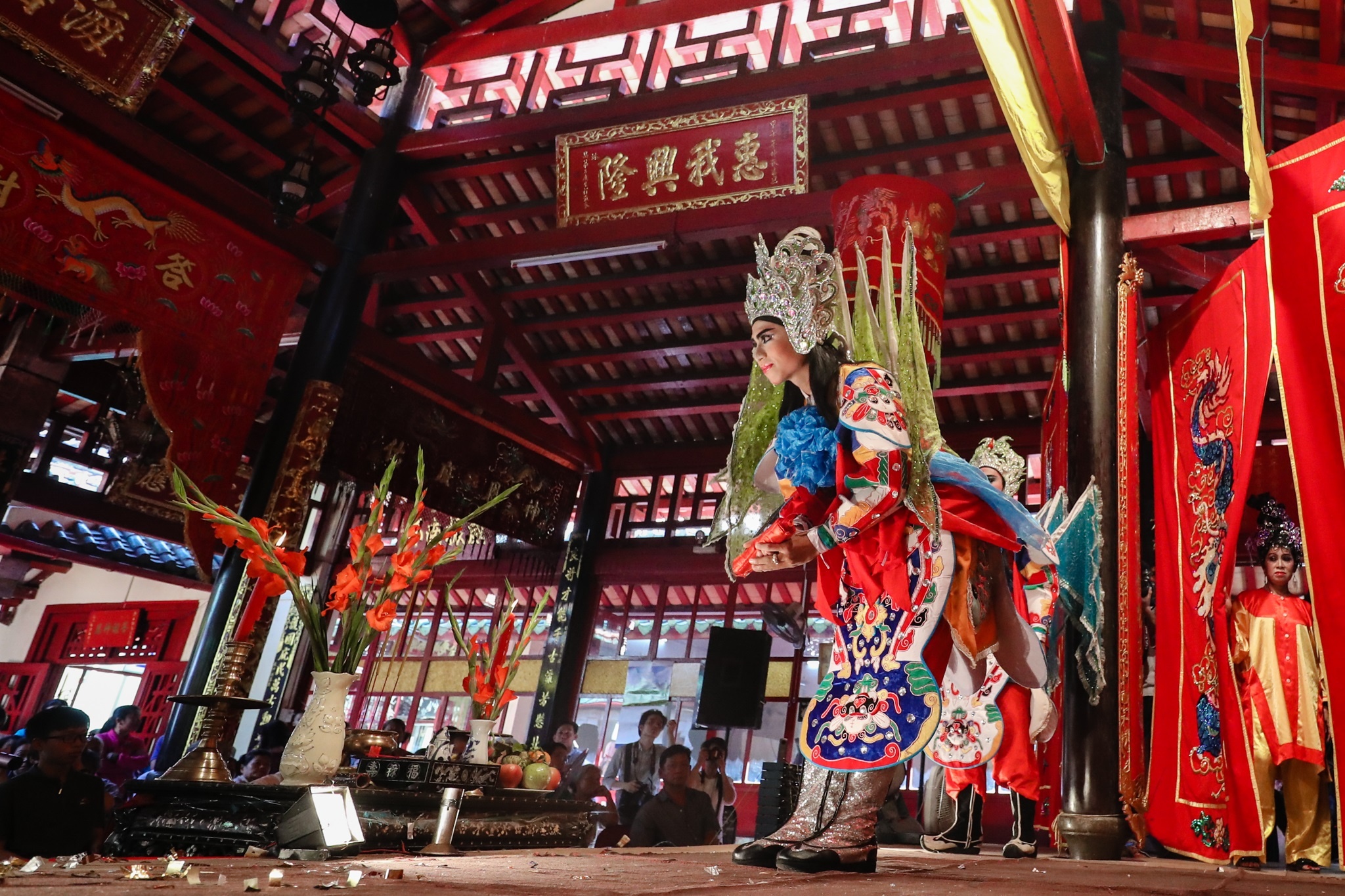 Nguoi dan do ve Lang Ong ba Chieu xem tuong co Ngoc Ky Lan anh 18