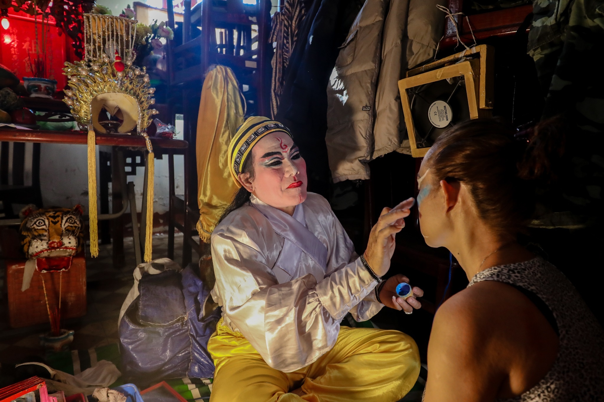 Nguoi dan do ve Lang Ong ba Chieu xem tuong co Ngoc Ky Lan anh 2