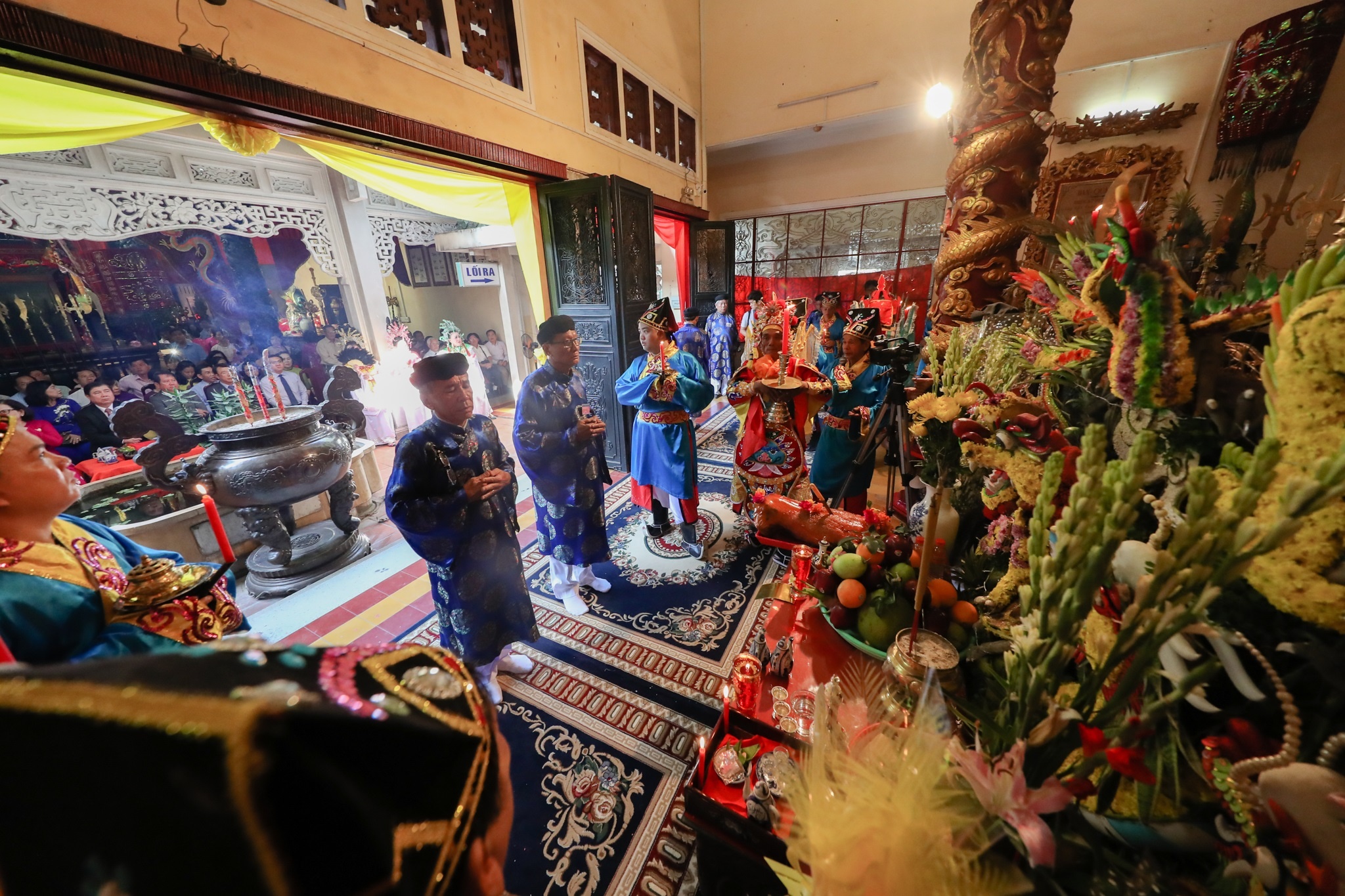 Nguoi dan do ve Lang Ong ba Chieu xem tuong co Ngoc Ky Lan anh 1