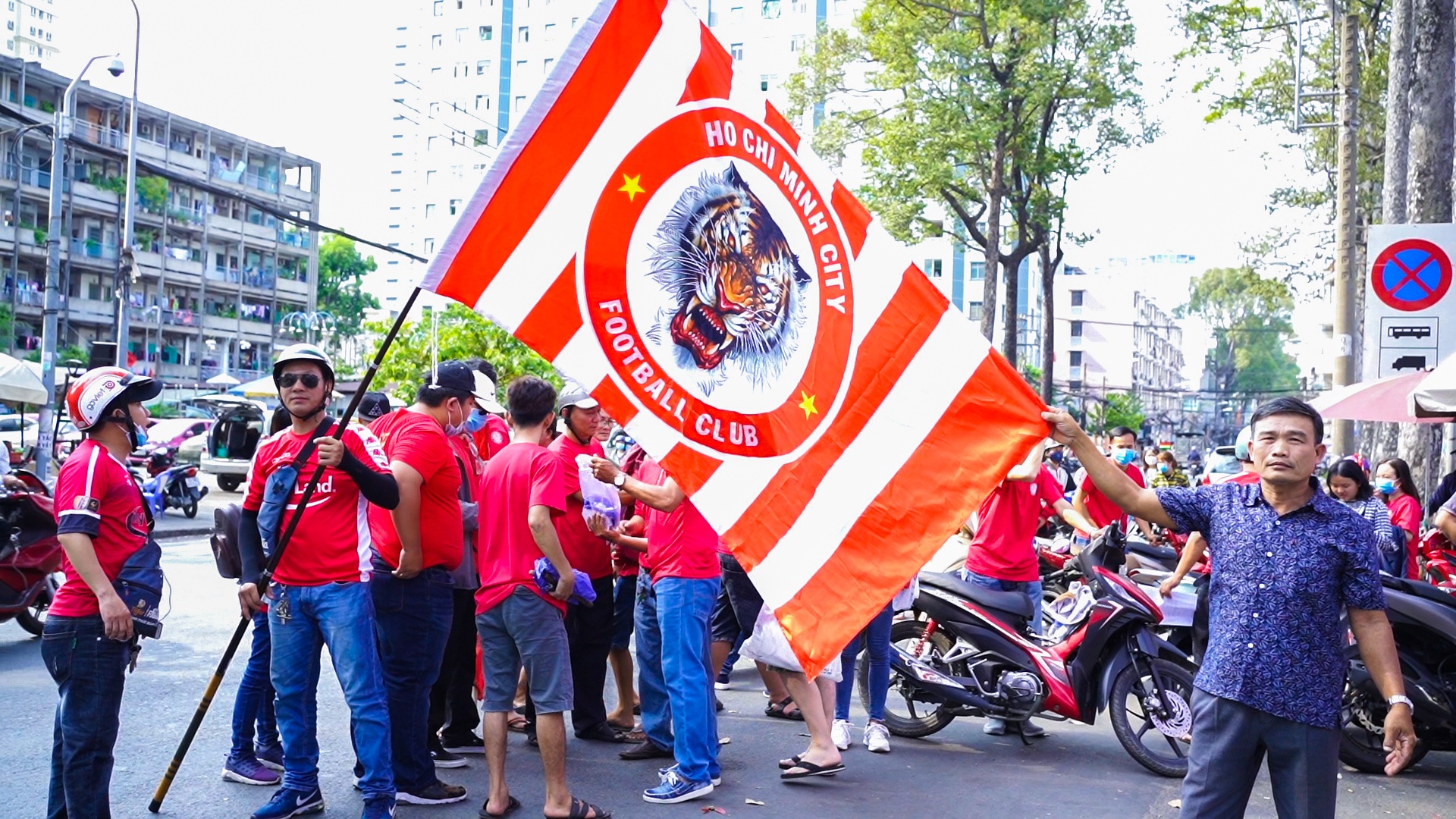 CDV ra ve vi khong xem duoc tran dau giua CLB TP.HCM va Ha Noi hinh anh