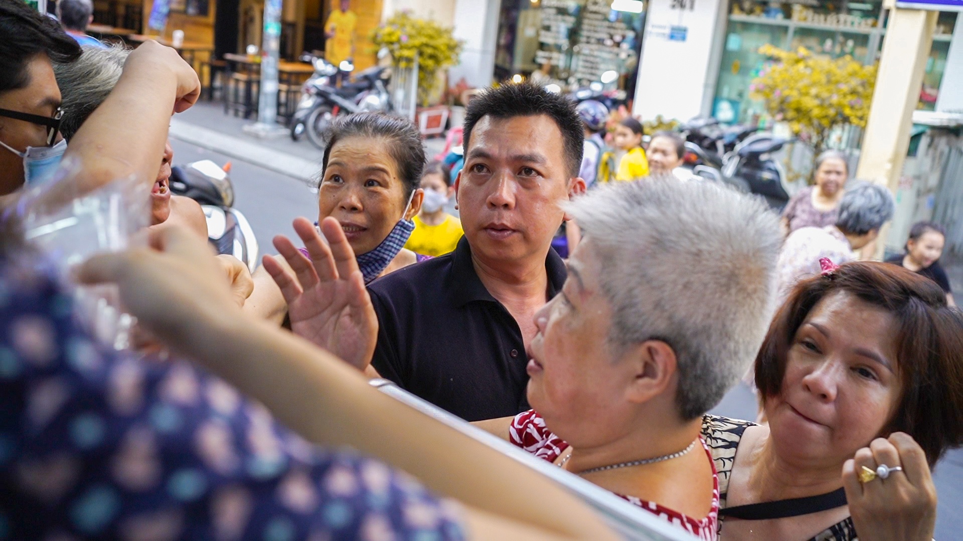 Khau trang vai mien phi cho nguoi dan o Bui Vien hinh anh