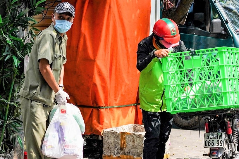 Tiep te luong thuc cho nguoi dan o chung cu Hoa Binh hinh anh