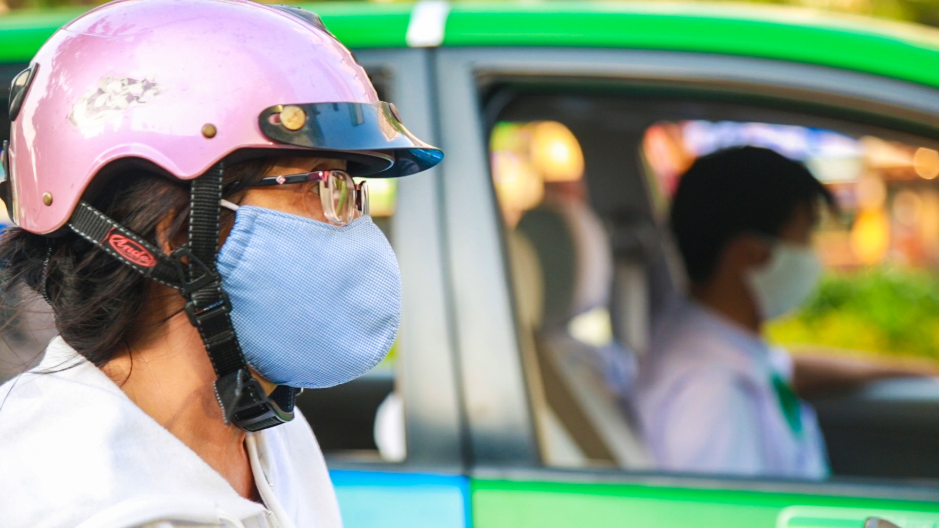 Nguoi dan TP.HCM ung ho deo khau trang moi luc moi noi hinh anh