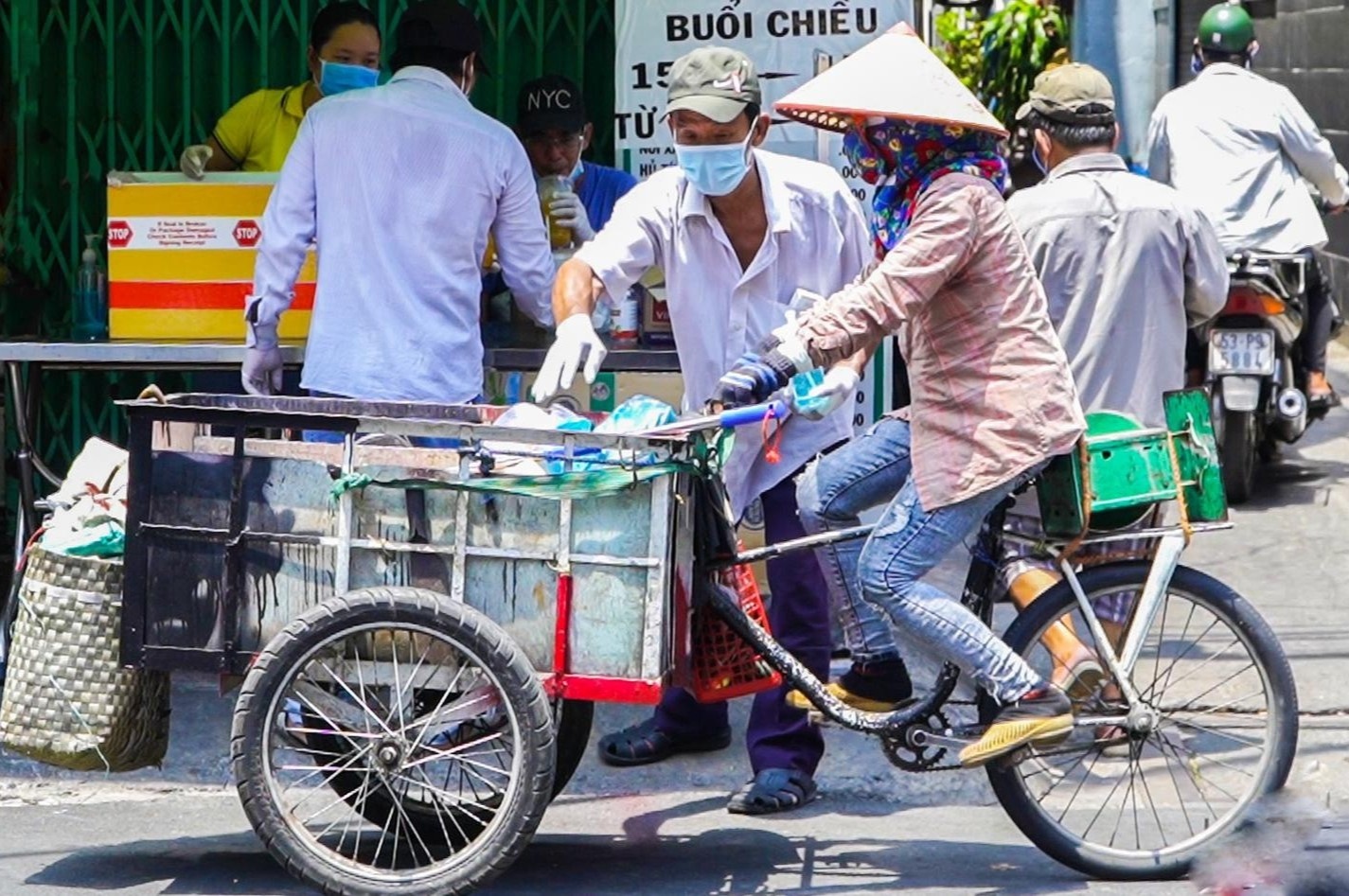 TP.HCM mua Covid-19: Khau trang, com mien phi tang tan tay nguoi ngheo hinh anh